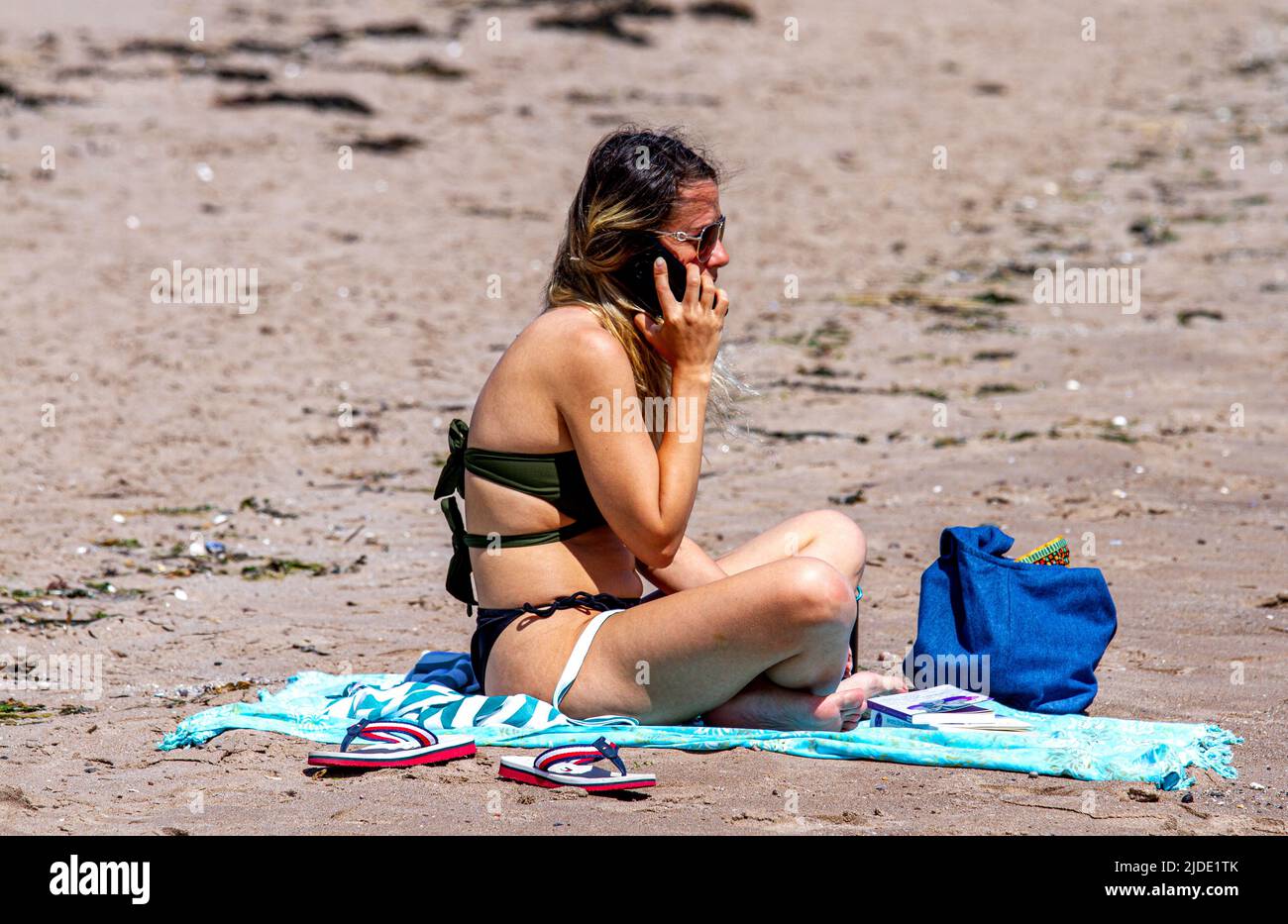 Dundee, Tayside, Scozia, Regno Unito. 20th giugno 2022. UK Meteo: L'estate è finalmente arrivata nel Nord Est della Scozia con temperature che raggiungono i 21°C. Chi cerca il sole è arrivato alla spiaggia di Broughty Ferry a Dundee per godersi il caldo tempo crogiolandosi al sole e prendendo il sole sulla spiaggia. Credit: Dundee Photographics/Alamy Live News Foto Stock