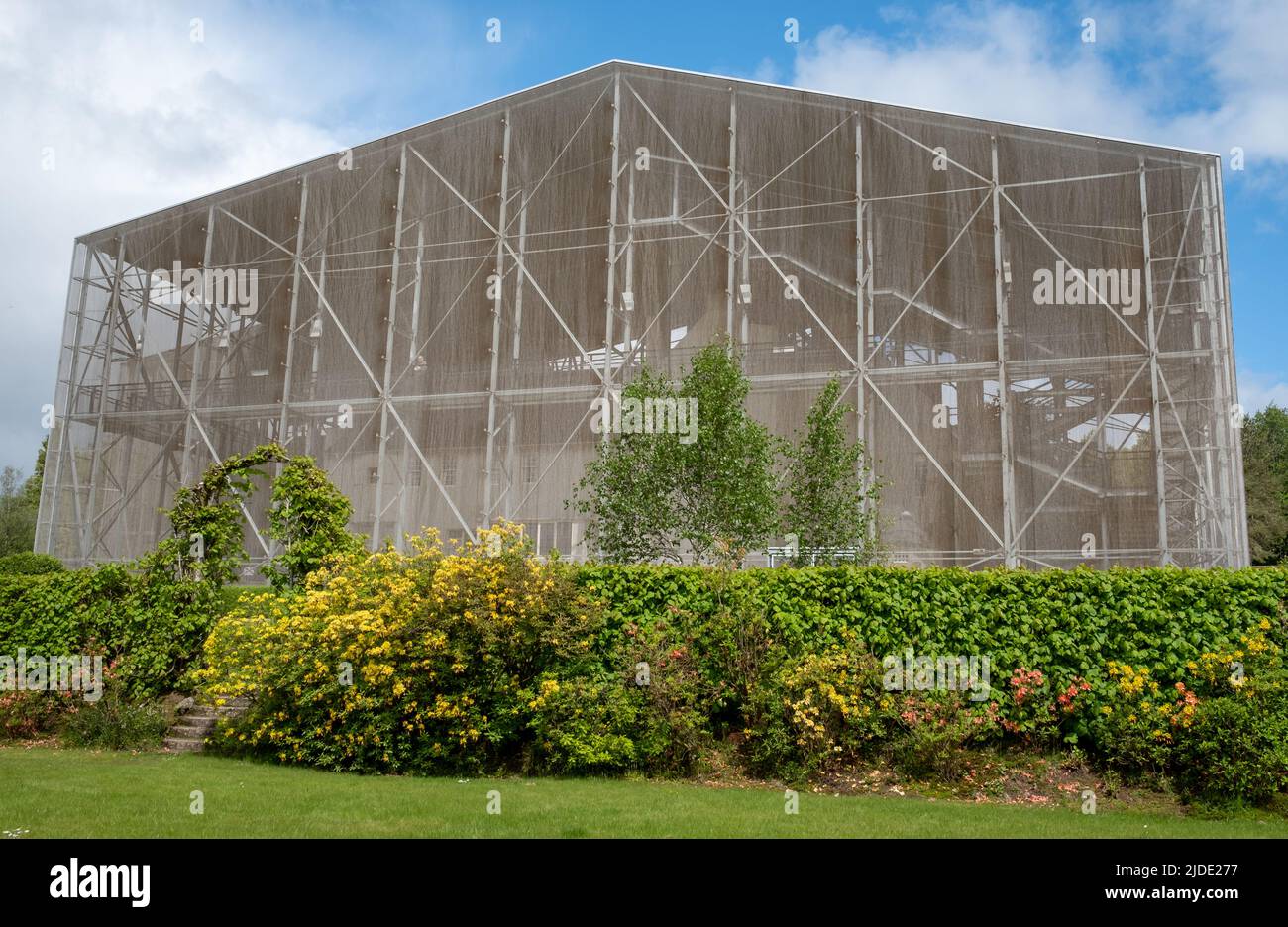 Hill House in scatola di protezione in rete d'acciaio. Casa progettata in stile moderno Art Nouveau britannico da Charles Rennie Mackintosh e Margaret Macdonald. Foto Stock