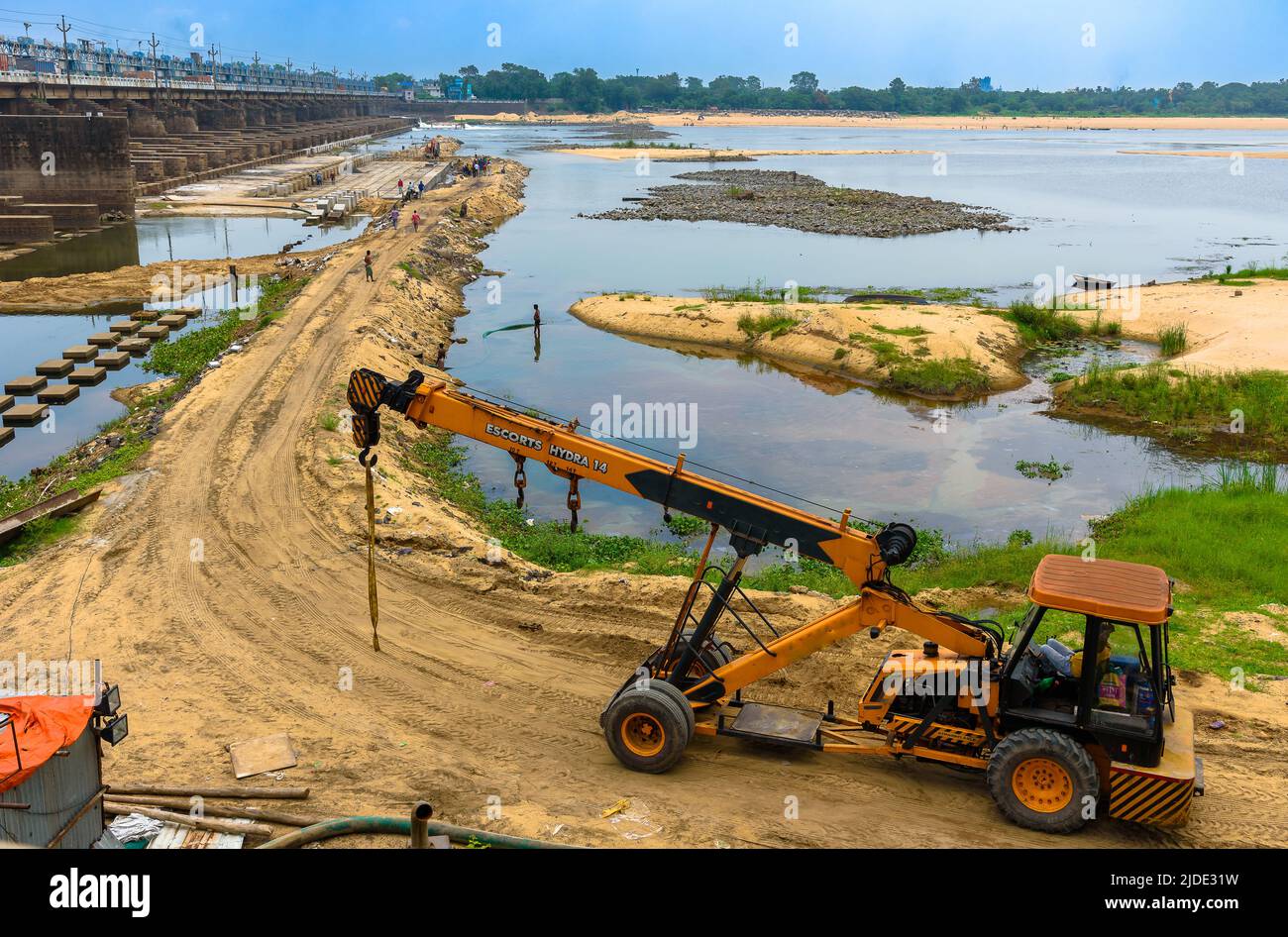 Durgapur, Bengala Occidentale, India. Giugno 18,2022. Ricostruzione sito di una diga. Viene utilizzata la messa a fuoco selettiva. Foto Stock