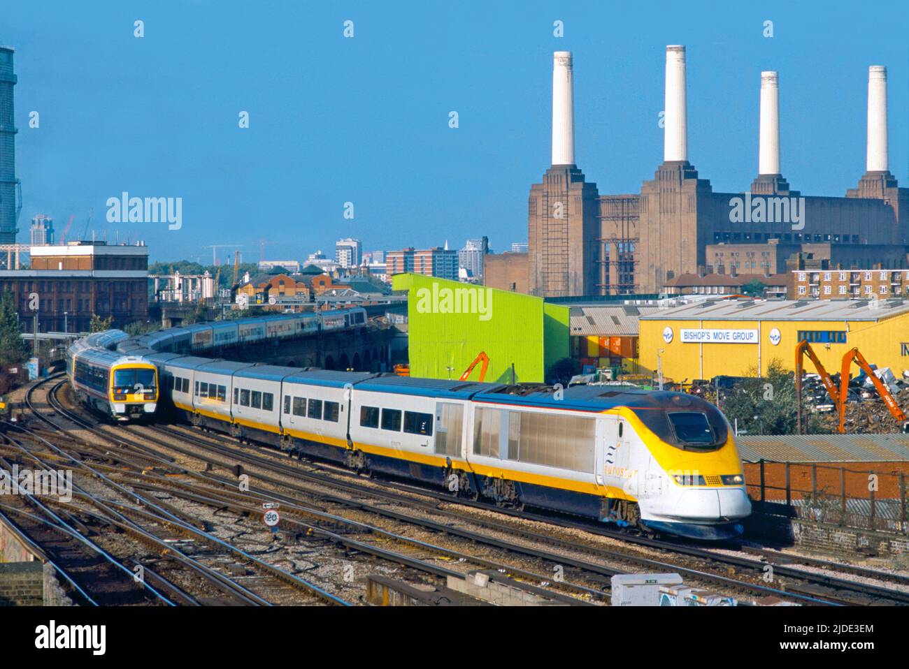 A Classe 373 Eurostar ha fissato i numeri 373209 e 3730210 a Wandsworth Road a Londra ovest il 30th ottobre 2001. Foto Stock A Classe 373 Eurostar ha fissato i numeri 373209 e 3730210 a Wandsworth Road a Londra ovest il 30th ottobre 2001. Foto Stock
