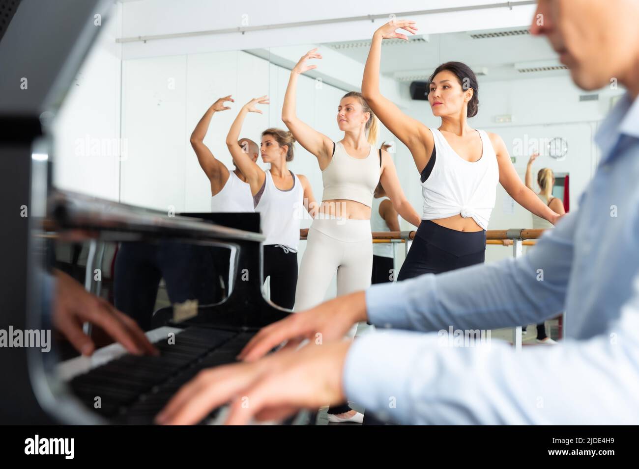 Classe di balletto abbinata alla scuola di balletto Foto Stock
