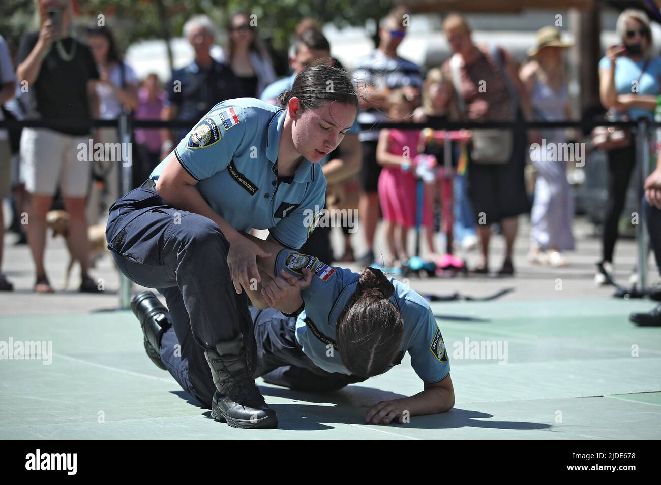 Ufficiali di polizia e cittadini durante i giorni di apertura porte dell'Accademia di polizia su Petar Pradiovic Square e Cvjetni Square a Zagabria, Croazia il 20 giugno 2022. Nell'ambito dell'evento, sono stati preparati un ricco programma e esercizi dimostrativi dell'unità speciale di polizia ATJ Lucko, veicolo balistico tattico-navale e squadre dimostrative della Scuola di polizia 'Josip Jovic', varie attrezzature e tecniche utilizzate dalla polizia nel loro lavoro quotidiano. Foto: Sanjin Strukic/PIXSELL Foto Stock