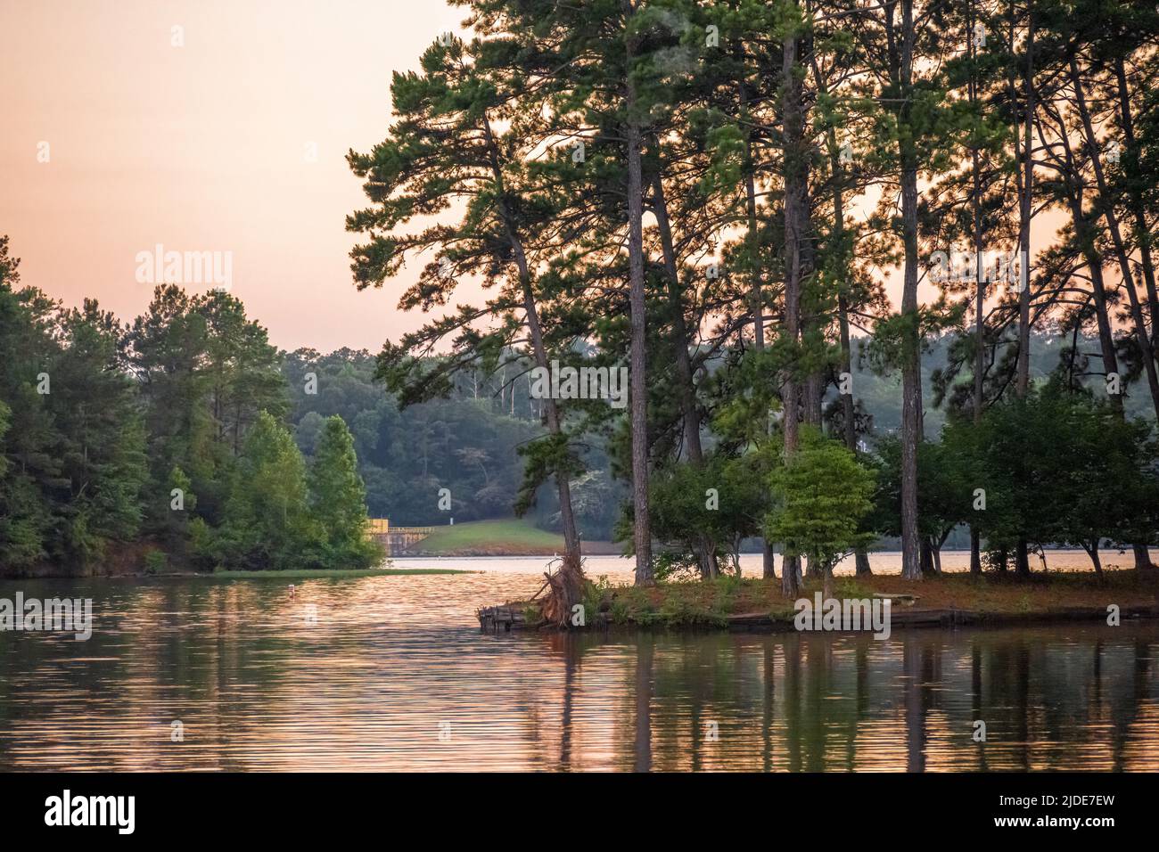 Tramonto sul lago Oliver, un bacino del fiume Chattahoochee sopra la diga di Oliver tra Columbus Georgia e Phenix City, Alabama. (USA) Foto Stock