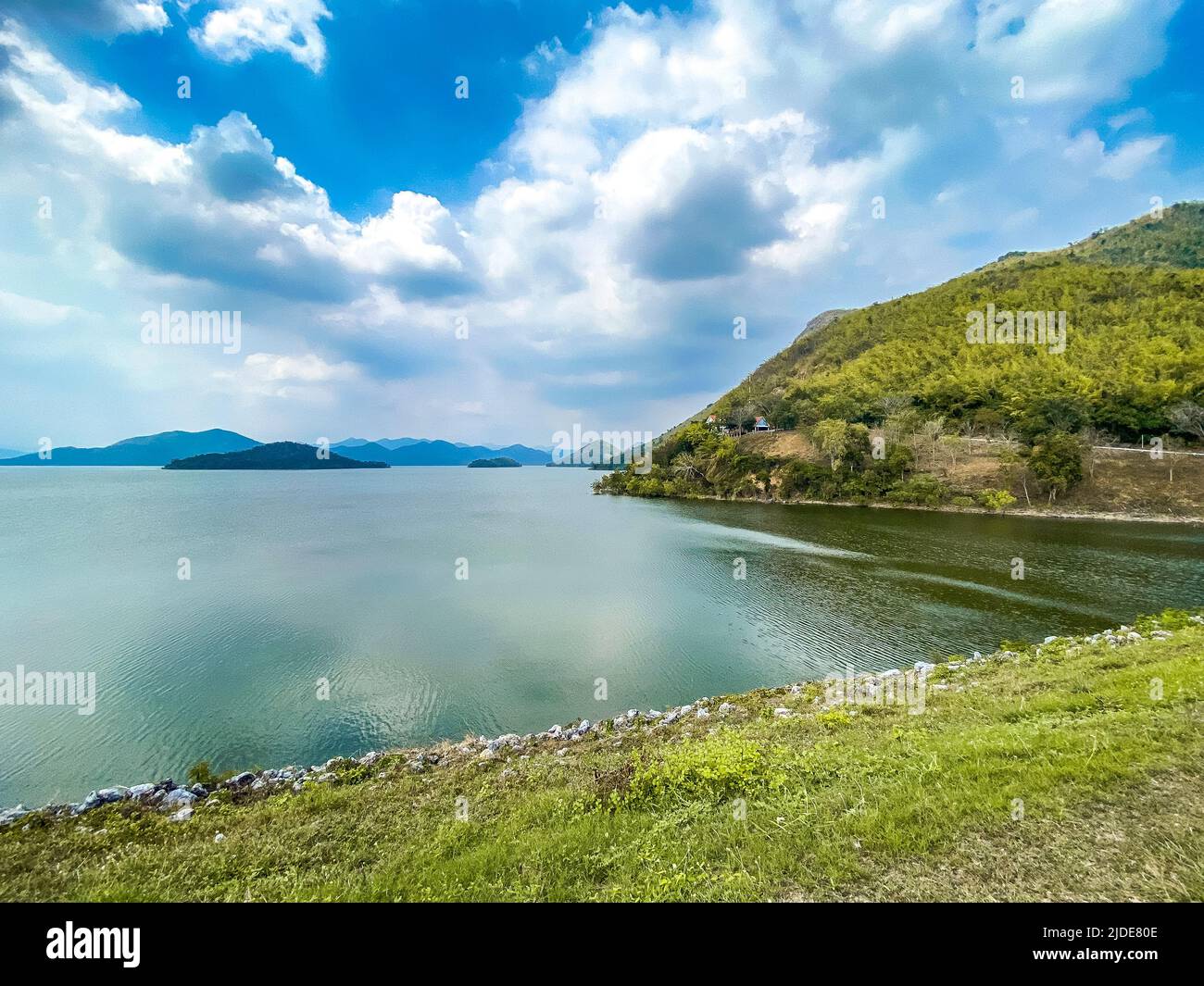 Kaeng Krachan Dam parco nazionale nella provincia di Phetchaburi, Thailandia Foto Stock