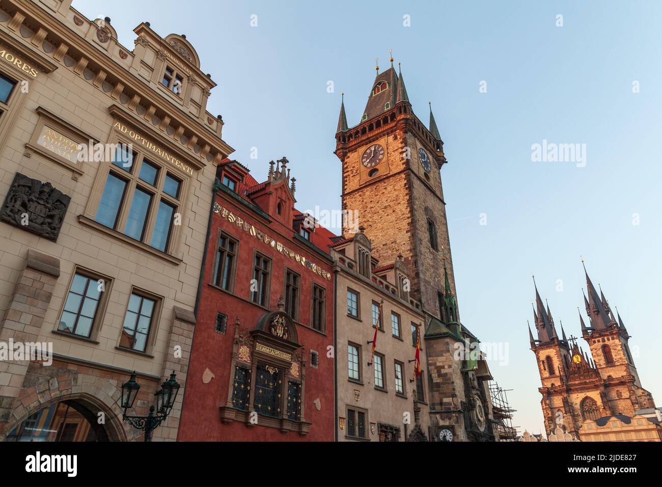 Paesaggio urbano con il Vecchio Municipio in una giornata di sole, Praga, Repubblica Ceca Foto Stock