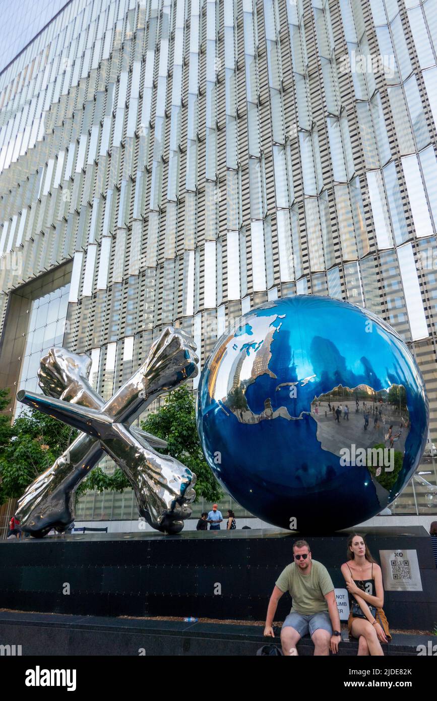 XO World Sculpture presso il campus del World Trade Center nel centro di Manhattan, New York Foto Stock