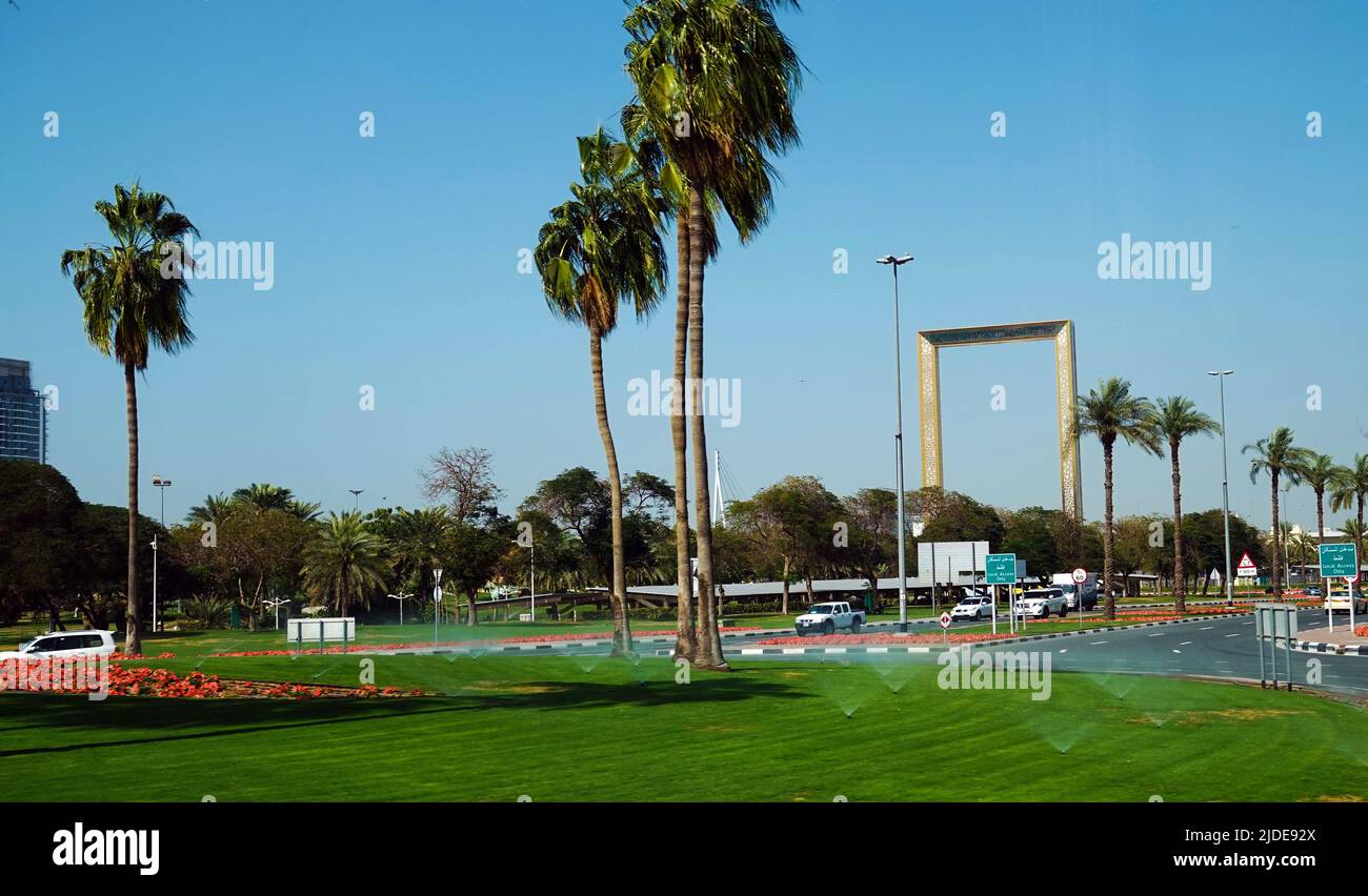 Sharjah, UAE 21 febbraio 2020: Abbellire la città con palmeti lungo le strade Foto Stock