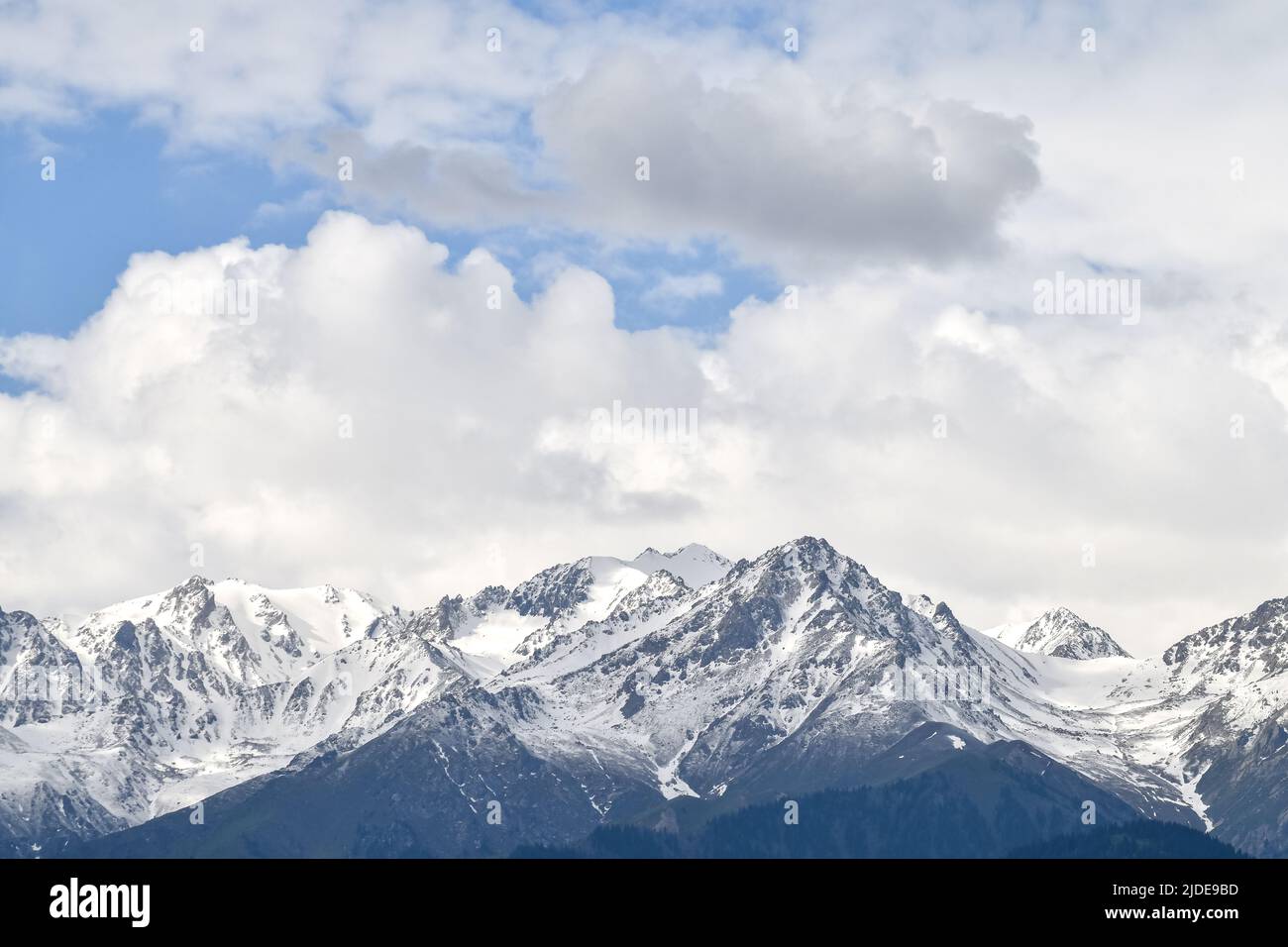 Montagne innevate in Kazakhstan, Almaty Foto Stock