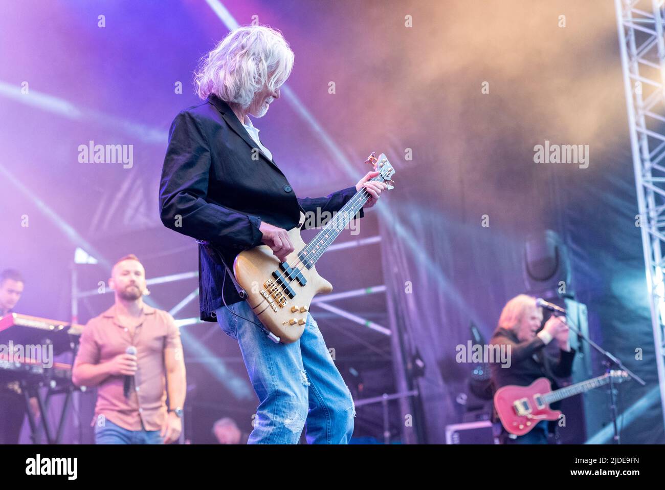 Graeme Clark della Wet Wet Wet Wet band che si esibisce al festival pop Fantasia di Promenade Park, Maldon, Essex, Regno Unito. Bassista con Warwick Streamer BASS Foto Stock