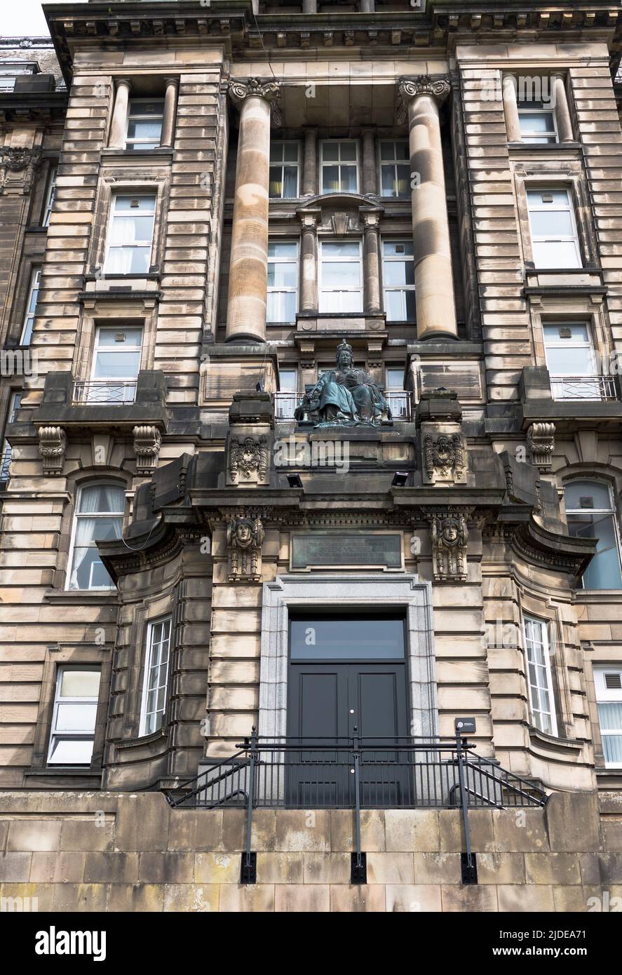 dh Queen Victoria statue ROYAL INFIRMARY GLASGOW architettura vittoriana edificio ospedale esterno Foto Stock