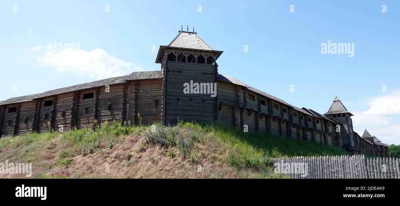 Kiev, Ucraina 19 giugno 2021: Vecchia fortezza di legno - complesso di intrattenimento Kievan Rus vecchia fortezza di legno e artisti fare una performance. Foto Stock