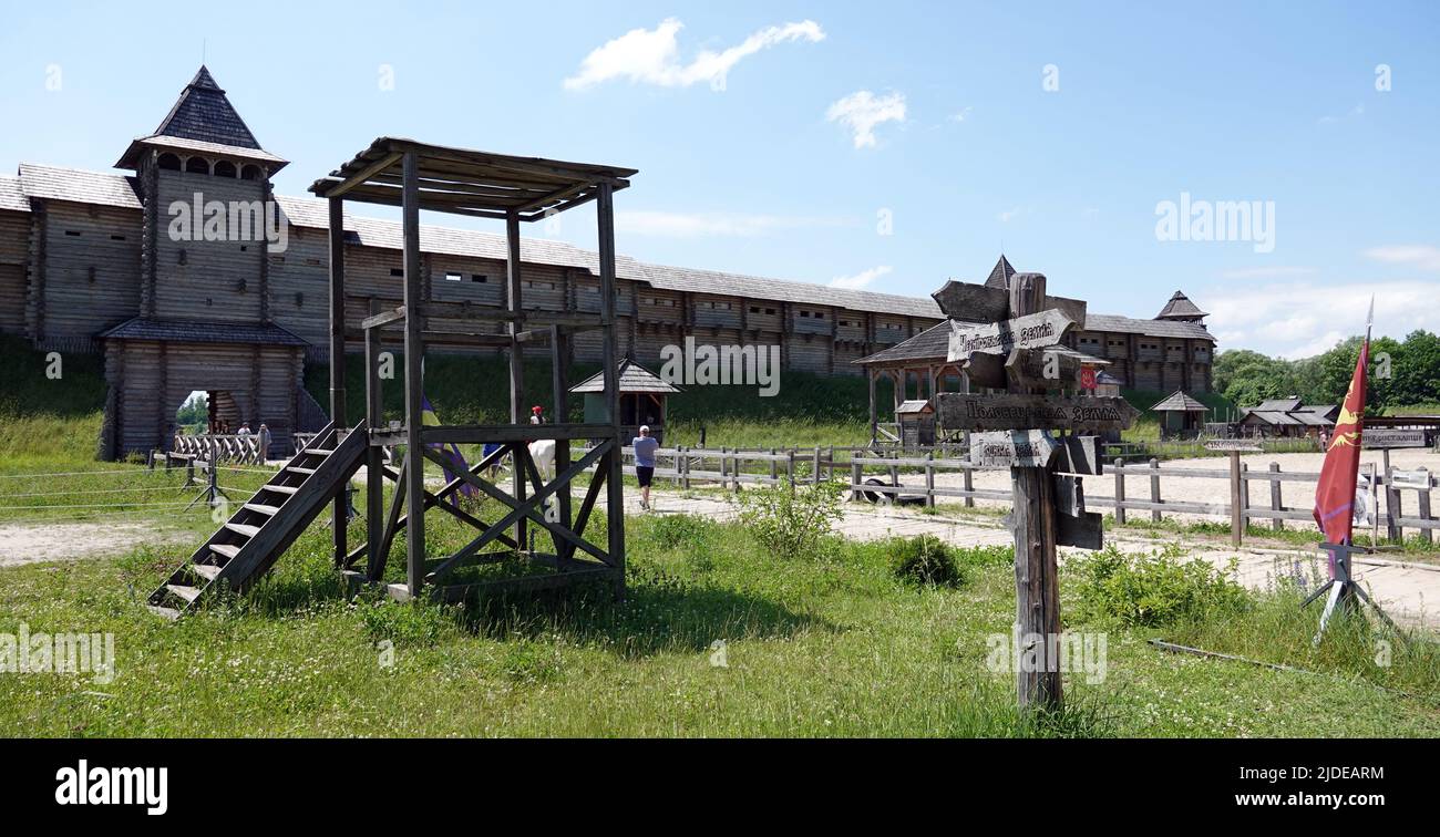 Kiev, Ucraina 19 giugno 2021: Vecchia fortezza di legno - complesso di intrattenimento Kievan Rus vecchia fortezza di legno e artisti fare una performance. Foto Stock