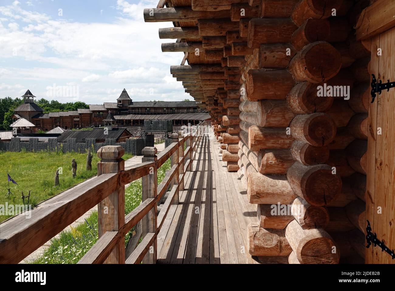 Kiev, Ucraina 19 giugno 2021: Vecchia fortezza di legno - complesso di intrattenimento Kievan Rus vecchia fortezza di legno e artisti fare una performance. Foto Stock