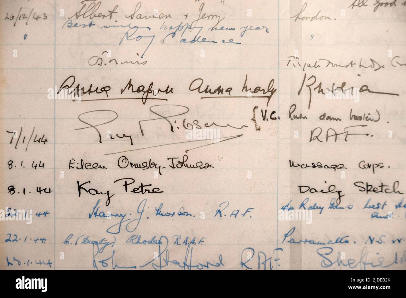 East Grinstead, giugno 9th 2022: Nel museo locale, un libro di visitatori del Guinea Pig Club, firmato da Guy Gibson, di Dambusters fama Foto Stock