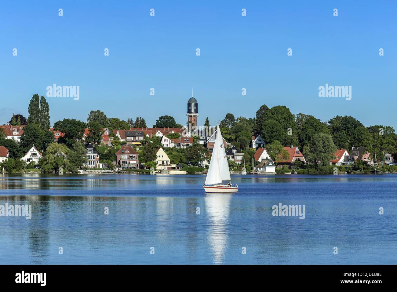 Città della contea di Plön, Germania settentrionale, dal suo lato romantico con bei colori freschi. Foto Stock