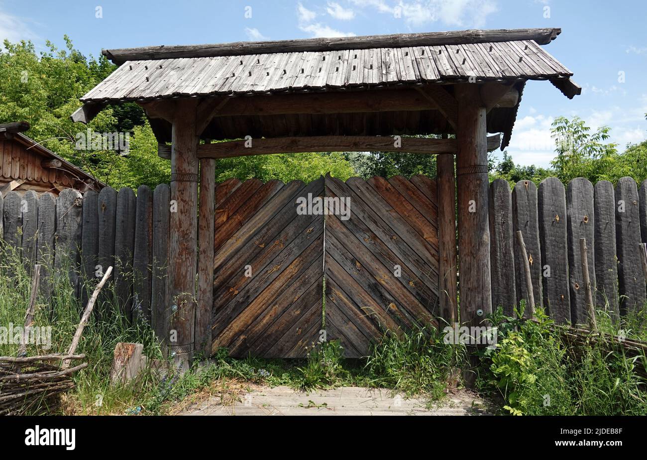 Kiev, Ucraina 19 giugno 2021: Antico complesso di porte in legno Kievan Rus Foto Stock