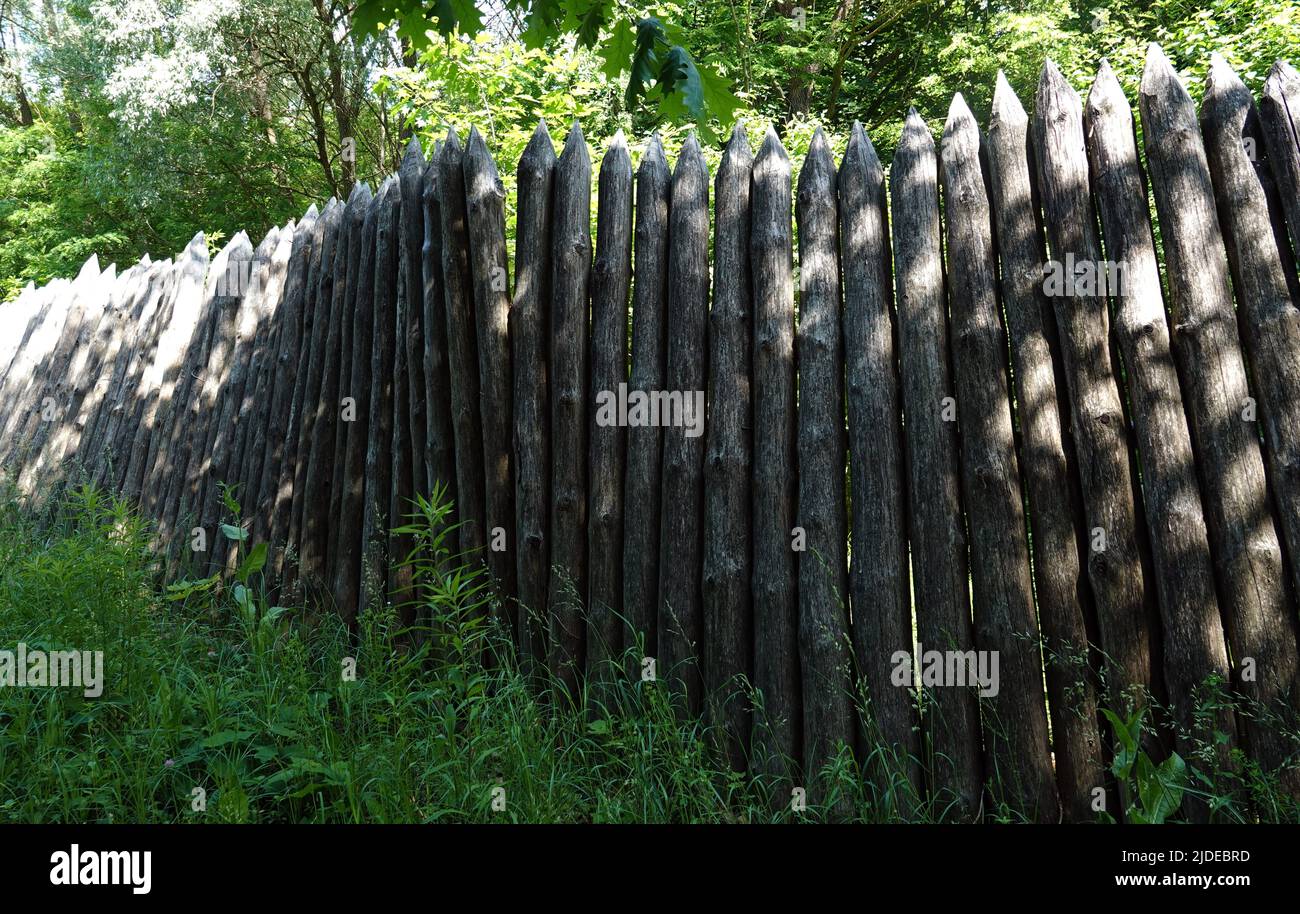 Kiev, Ucraina 19 giugno 2021: Il complesso di intrattenimento Kievan Rus è una vecchia fortezza di legno e artisti che fanno una performance. Foto Stock