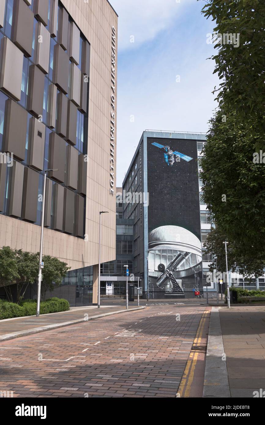 dh University of strathclyde STREET MURALE GLASGOW Technology Innovation Centre costruzione esterno Graham Hills costruzione di murales scientifici Foto Stock