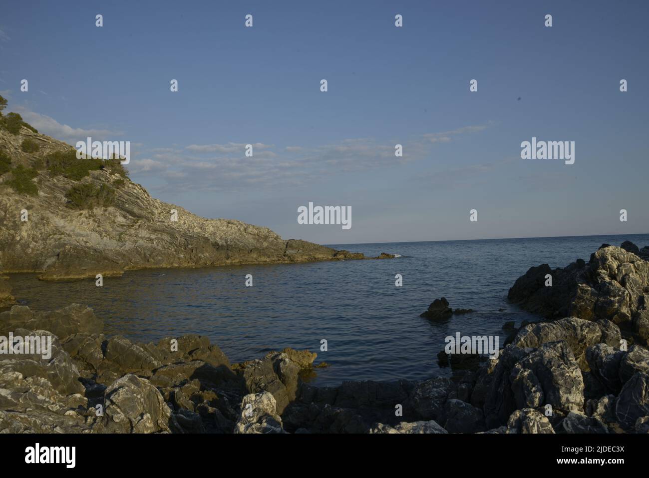 Ascea Marina, Italia. 19th giugno 2022. Assia è un comune italiano di 185 abitanti della provincia di Salerno in Campania. Nel territorio comunale si trovano le rovine greche di Velia. Fa parte della zona tradizionale del Cilento; la parte turistica marittima del comune è la Marina di Ascea. La città si trova sulla spiaggia ed è popolare tra i turisti europei nei mesi estivi. (Foto di Mariano Montella/Pacific Press) Credit: Pacific Press Media Production Corp./Alamy Live News Foto Stock