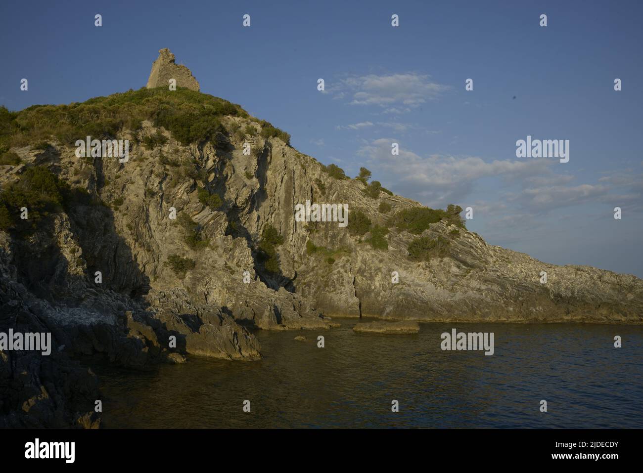 Ascea Marina, Italia. 19th giugno 2022. Assia è un comune italiano di 185 abitanti della provincia di Salerno in Campania. Nel territorio comunale si trovano le rovine greche di Velia. Fa parte della zona tradizionale del Cilento; la parte turistica marittima del comune è la Marina di Ascea. La città si trova sulla spiaggia ed è popolare tra i turisti europei nei mesi estivi. (Foto di Mariano Montella/Pacific Press) Credit: Pacific Press Media Production Corp./Alamy Live News Foto Stock