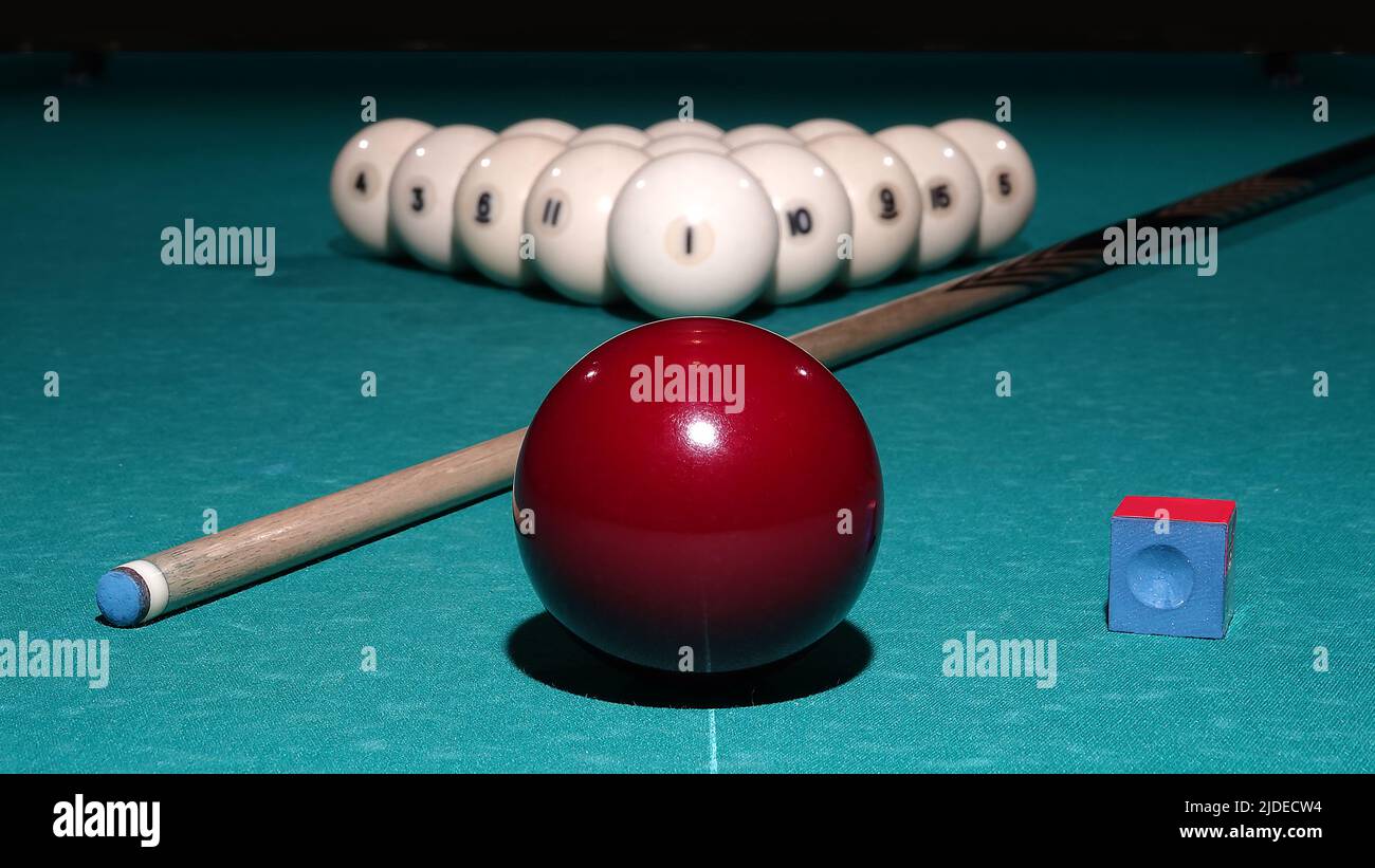 tavolo da biliardo con palle e cue Foto Stock