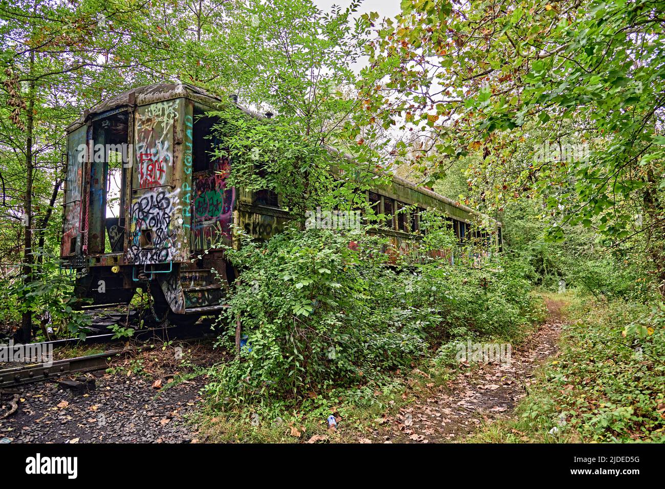 Treno Auto abbandonare con graffiti e isolato sul fiume Delaware Canal alzaia a Lambertville, NJ da New Hope Pa. USA. Rilasciare in allegato. Foto Stock