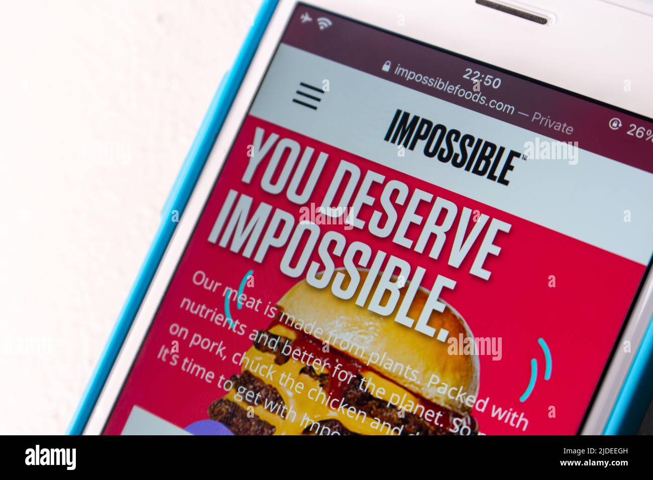 Kumamoto, GIAPPONE - Feb 14 2022 : Sito web di Impossible Foods inc, una società statunitense che sviluppa sostituti a base di piante per prodotti a base di carne, su un iPhone Foto Stock