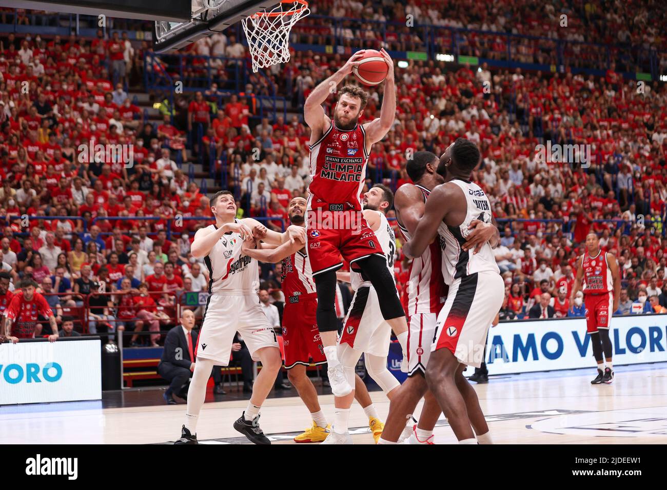 Milano, Italia. 18th giugno 2022. Italia, Milano, 18 2022 giugno: Nicolò Melli (Armani Forward) difesa rimbalzata nel 3rd trimestre durante la partita di basket A|X Armani Exchange Milano vs Virtus Bologna, finale game6 LBA 2021-2022 al Mediolanum Forum (Foto di Fabrizio Andrea Bertani/Pacific Press) Credit: Pacific Press Media Production Corp./Alamy Live News Foto Stock