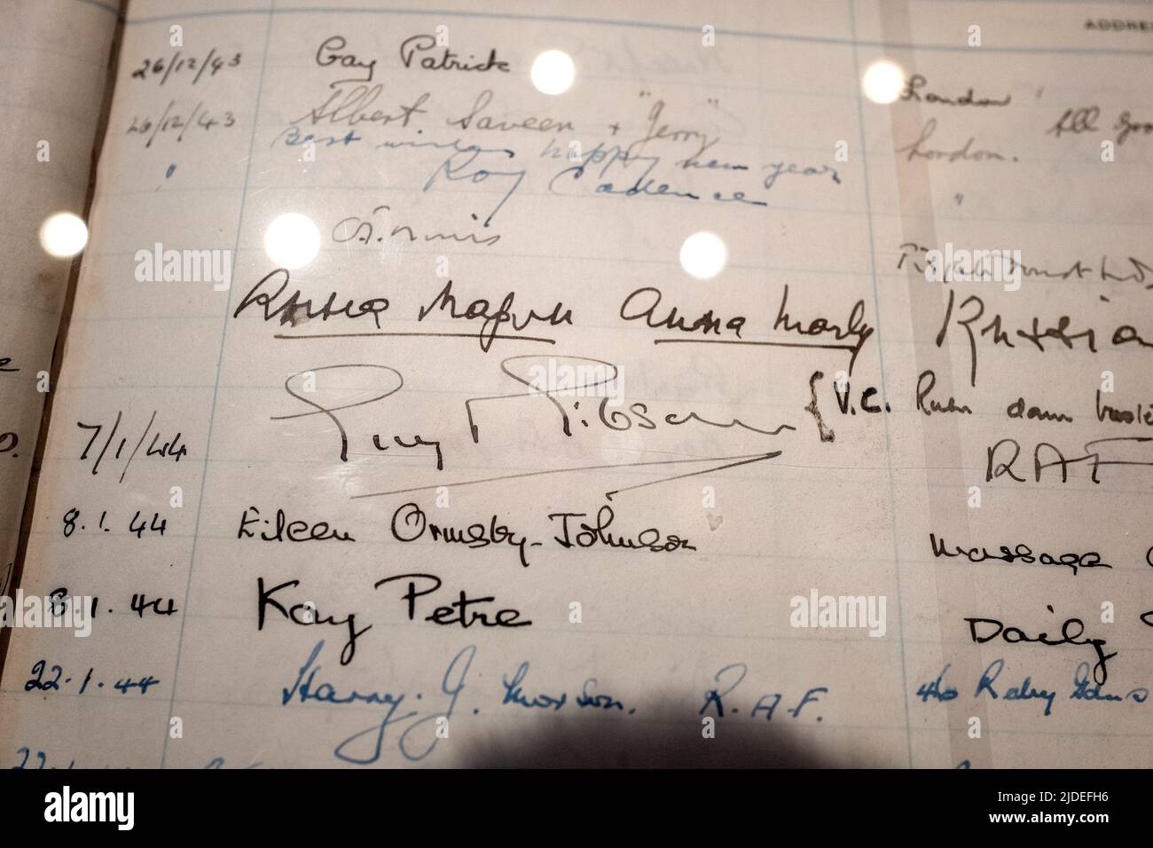 East Grinstead, giugno 9th 2022: Nel museo locale, un libro di visitatori del Guinea Pig Club, firmato da Guy Gibson, di Dambusters fama Foto Stock