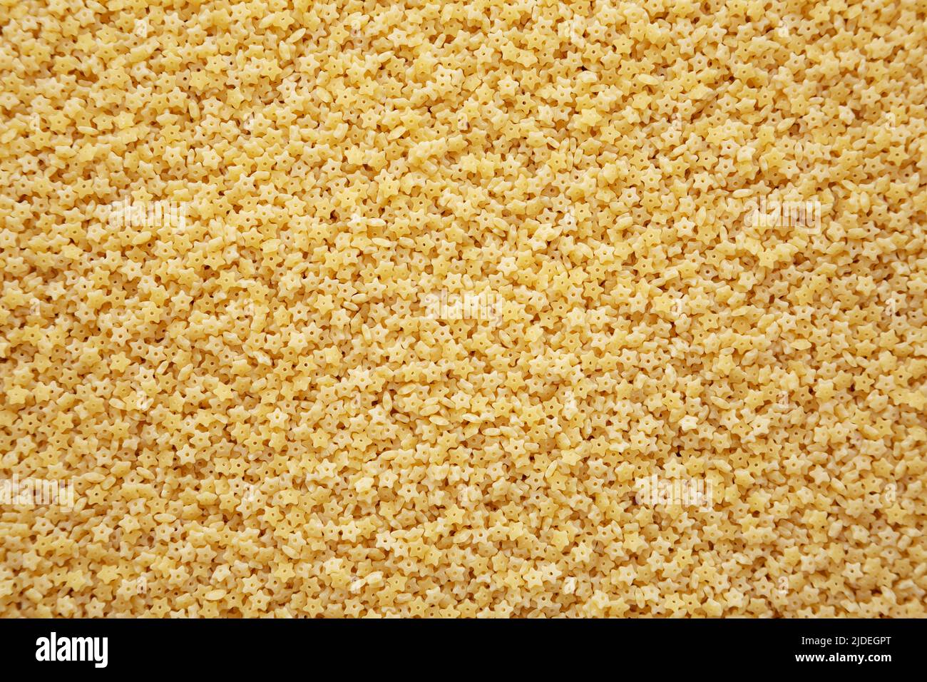 Stelline Pasta cruda biologica, vista dall'alto. Disposizione piatta, sovratesta, dall'alto. Foto Stock