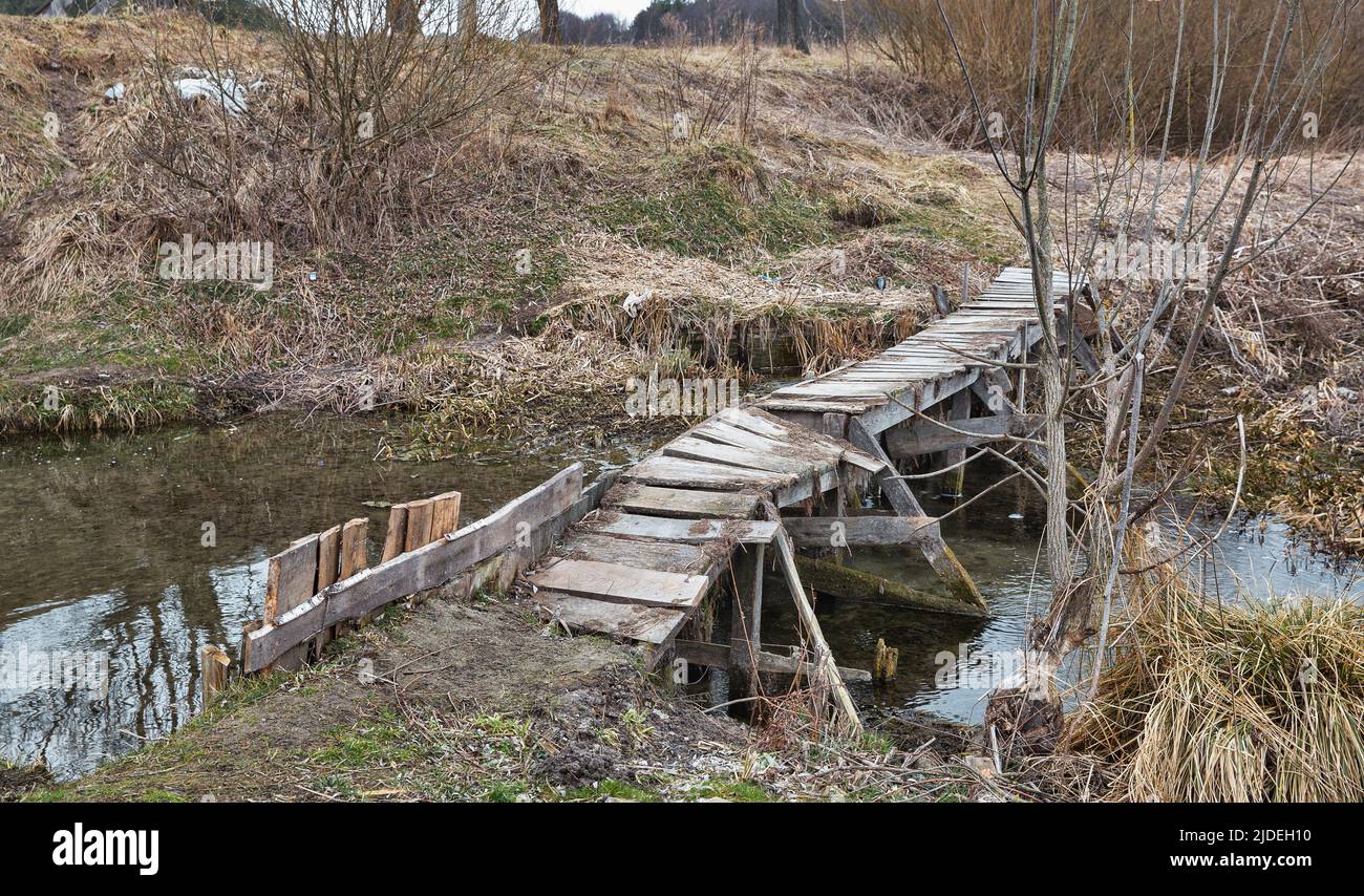 Vecchia passerella di legno rotta sul fiume Ikva nell'Ucraina occidentale. Foto Stock