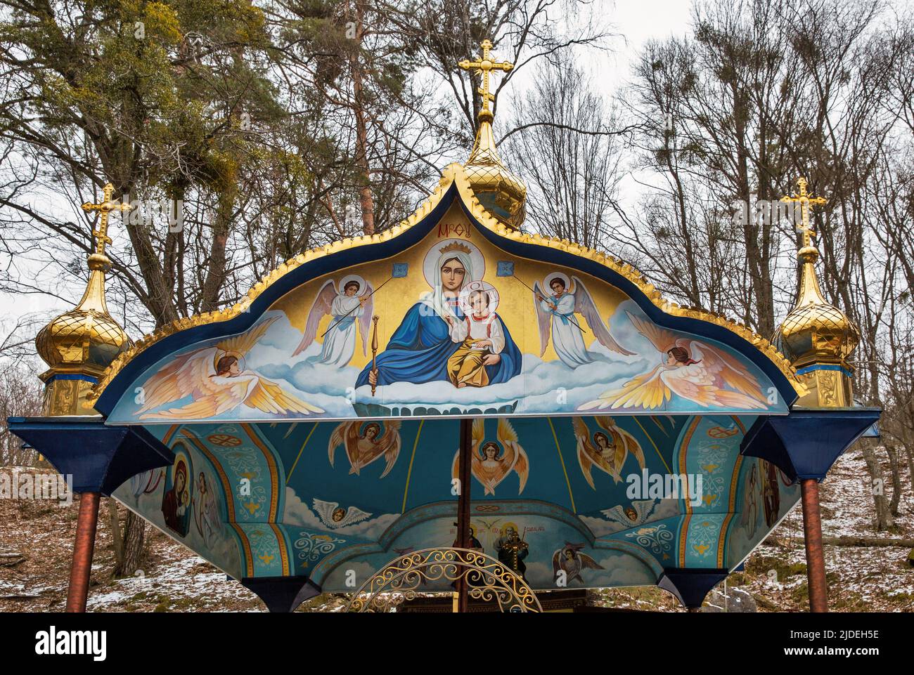 Cappella con sorgente Santa nel bosco. Monti Kremenets Parco Nazionale Naturale Bozha Hora. E' il luogo famoso dove la Vergine apparve. Foto Stock