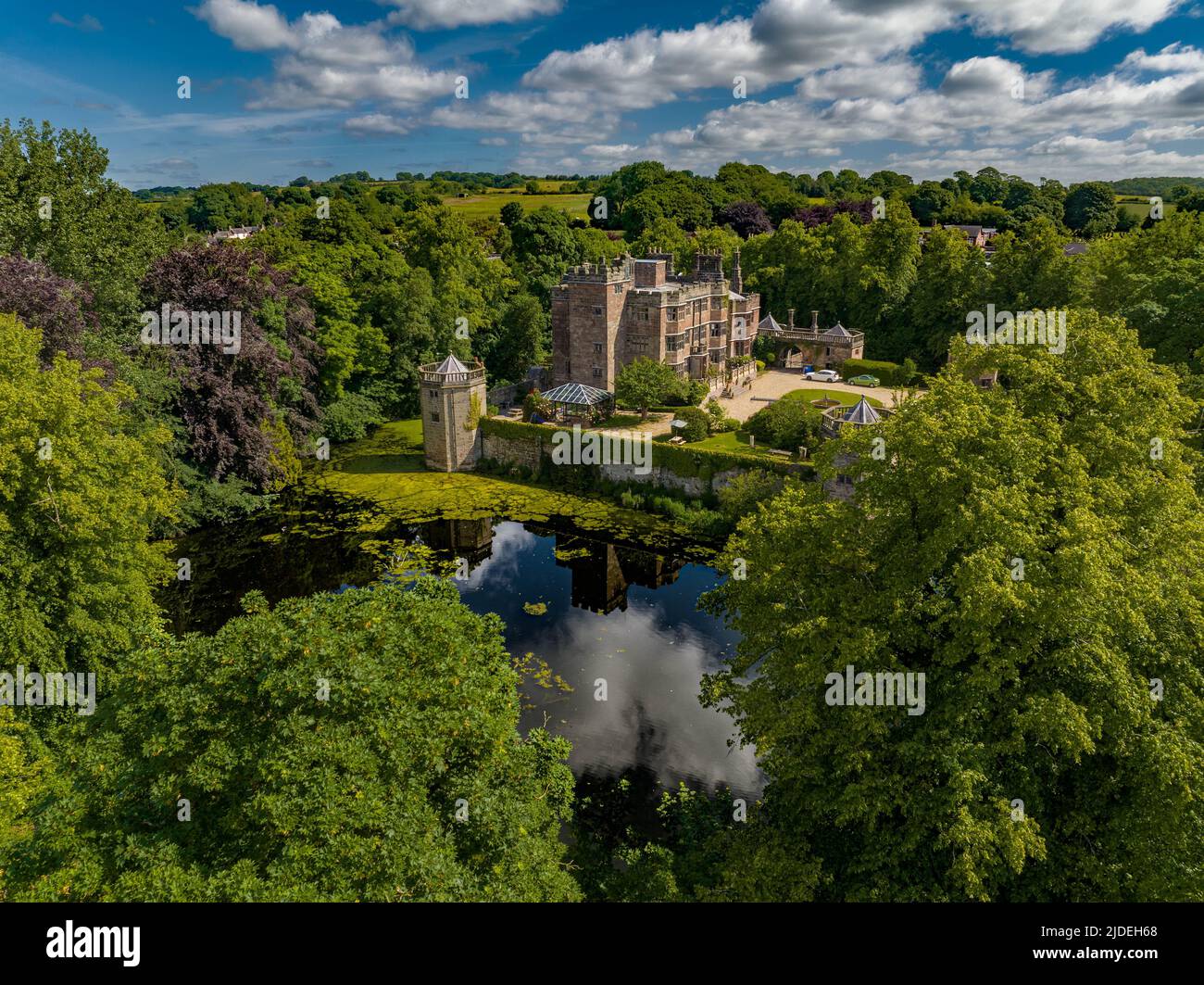 Castello di Caverswall e il drone aereo Foxfield Heritage Railway dall'Air Stoke-on-Trent Foto Stock