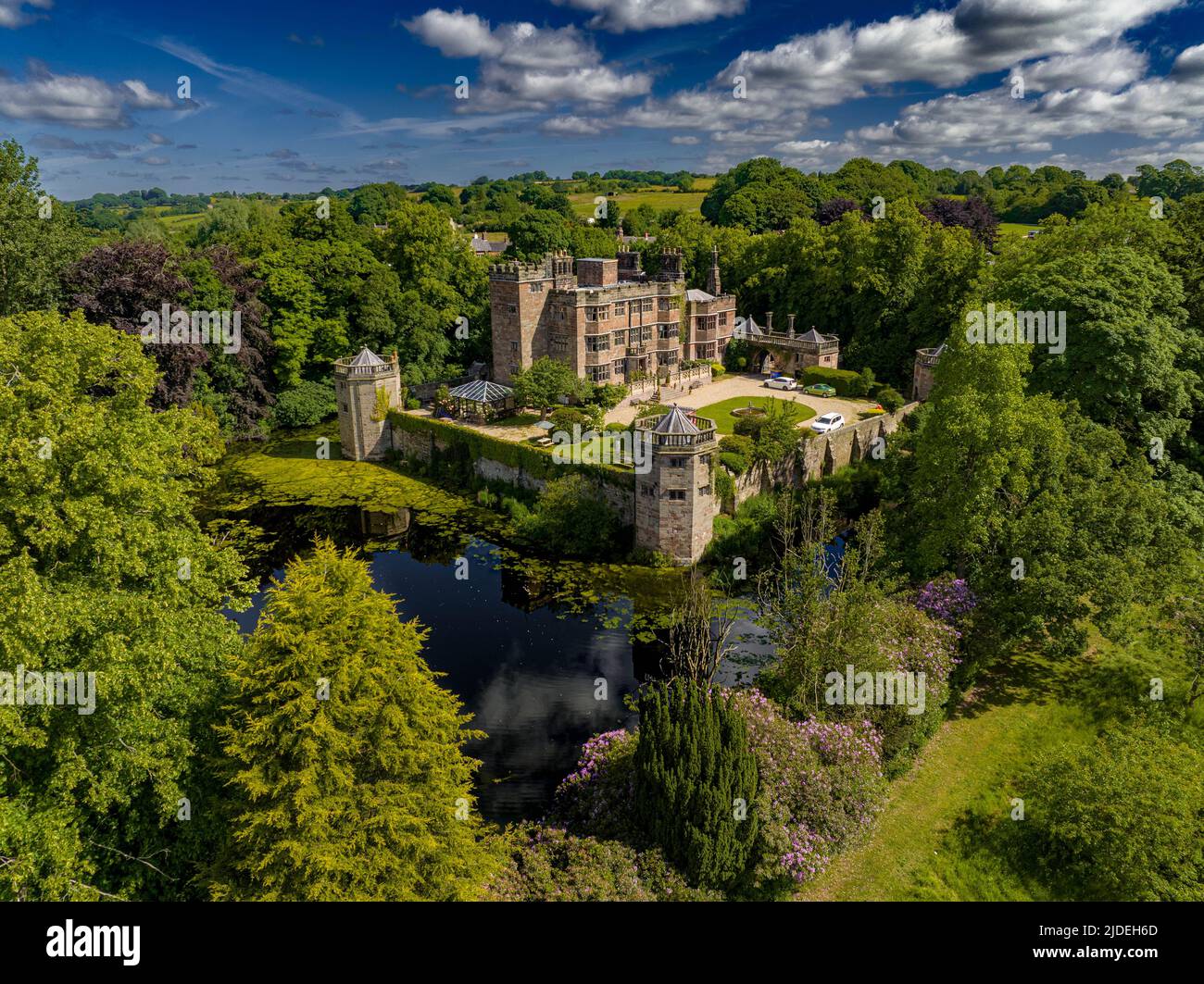 Castello di Caverswall e il drone aereo Foxfield Heritage Railway dall'Air Stoke-on-Trent Foto Stock