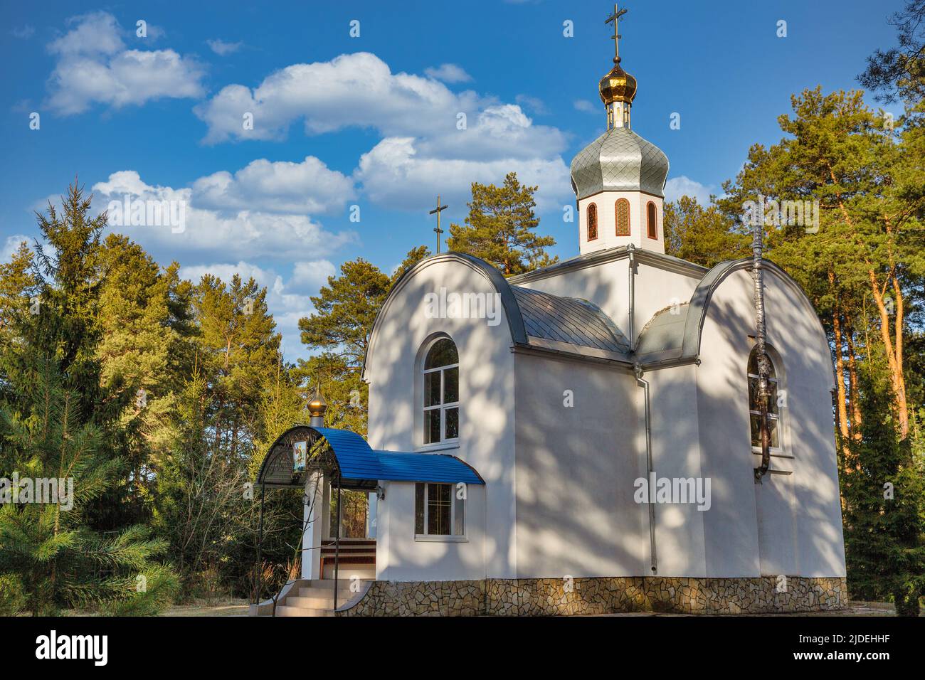 Piccola chiesa nella foresta. Velyki Berezhtsi, Kremenets, Ternopil regione, Ucraina. Foto Stock