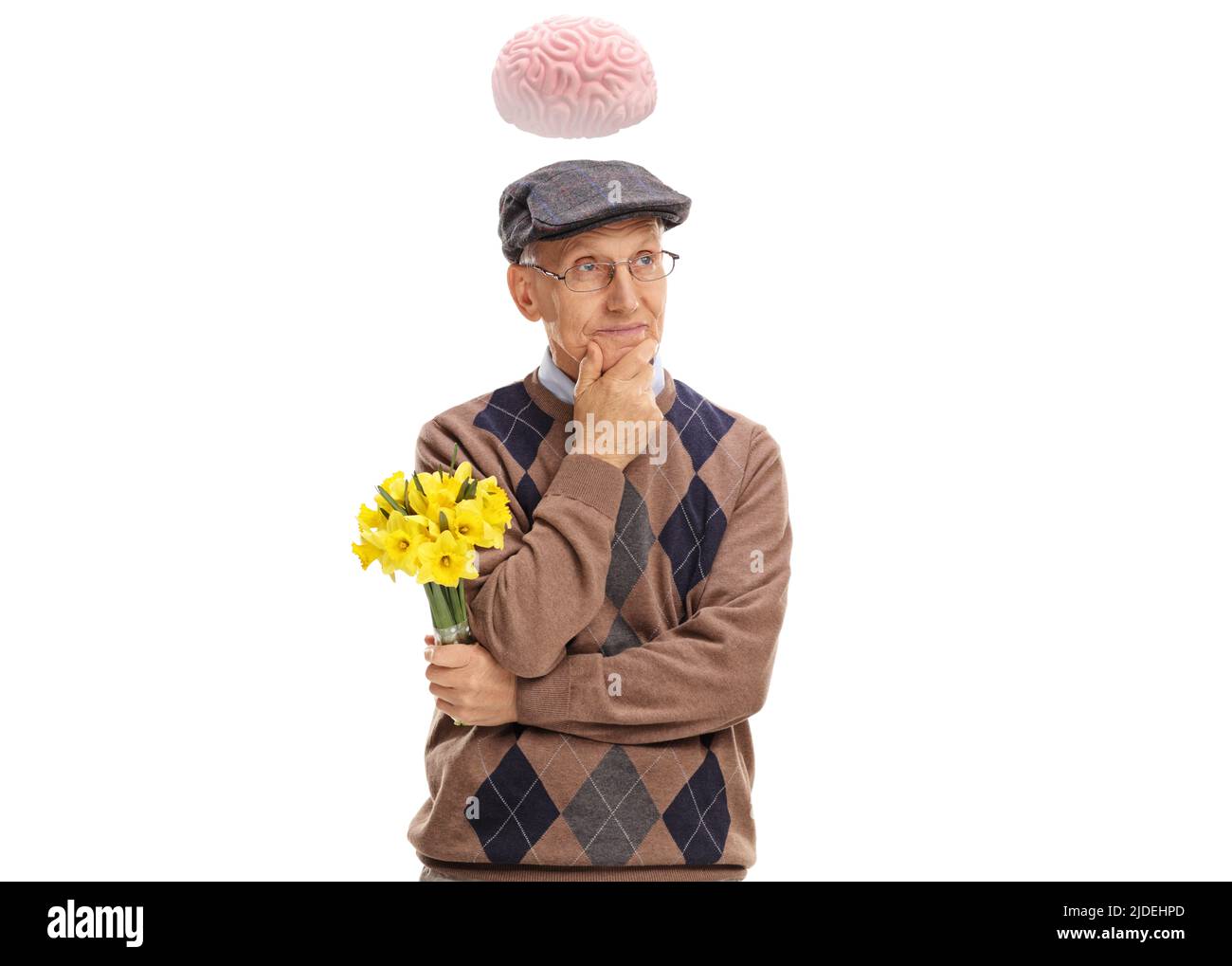 Gentiluomo anziano e pensivo che tiene un mazzo di fiori e pensa con il cervello sopra la sua testa isolato su sfondo bianco Foto Stock