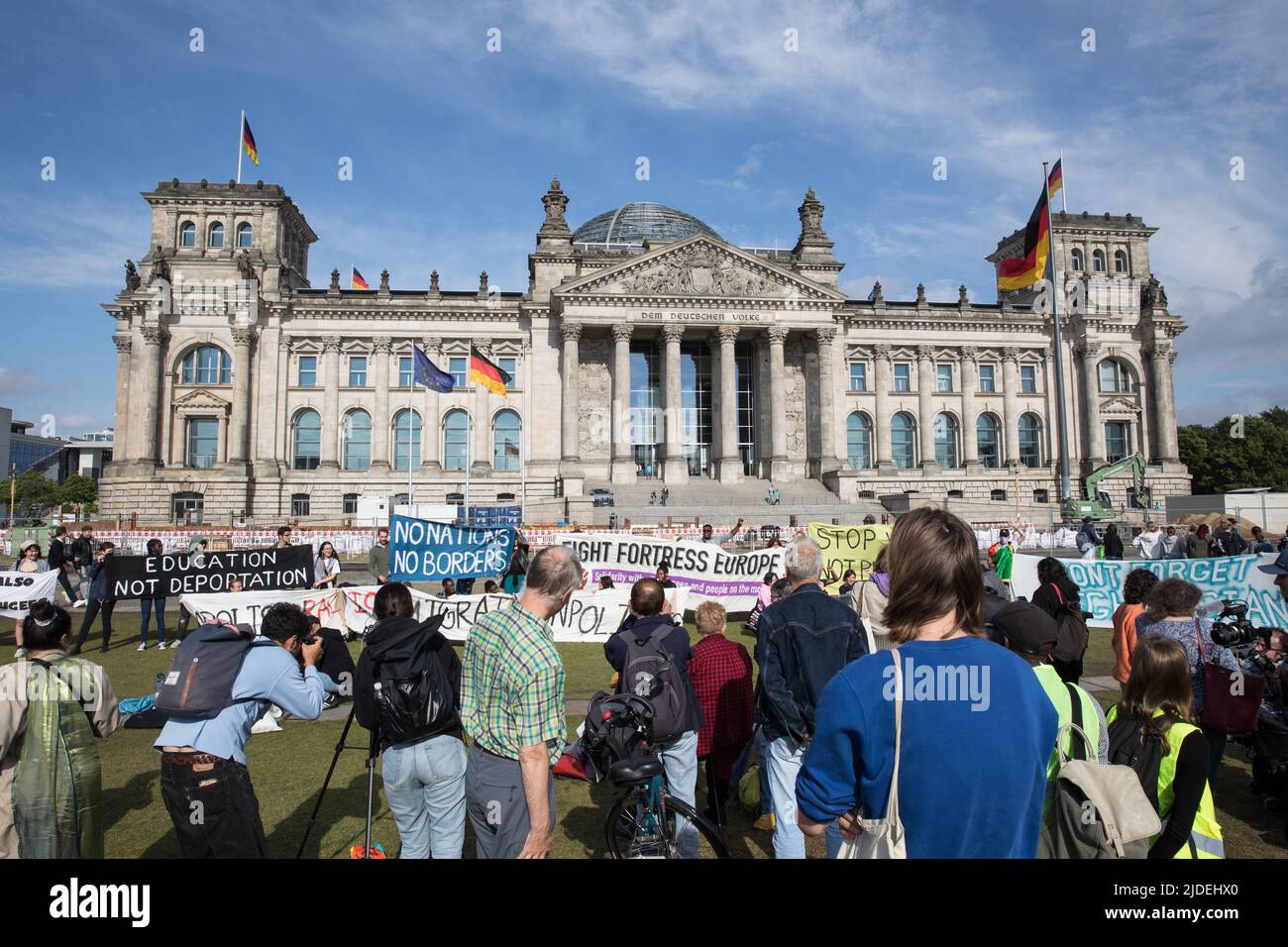 Berlino, Germania. 20th giugno 2022. Rally di fronte al Bundestag, il parlamento federale tedesco, il 20 giugno 2022. I manifestanti chiedevano che la Convenzione di Ginevra sui rifugiati fosse a disposizione di tutti. Hanno affermato che i rifugiati non sono trattati allo stesso modo in Germania, quindi da altri paesi i rifugiati ricevono più attenzione dei rifugiati provenienti da diverse parti del mondo. I manifestanti chiedono inoltre che i rifugiati abbiano bisogno del libero accesso ai permessi di lavoro e all’istruzione. (Foto di Michael Kuenne/PRESSCOV/Sipa USA) Credit: Sipa USA/Alamy Live News Foto Stock