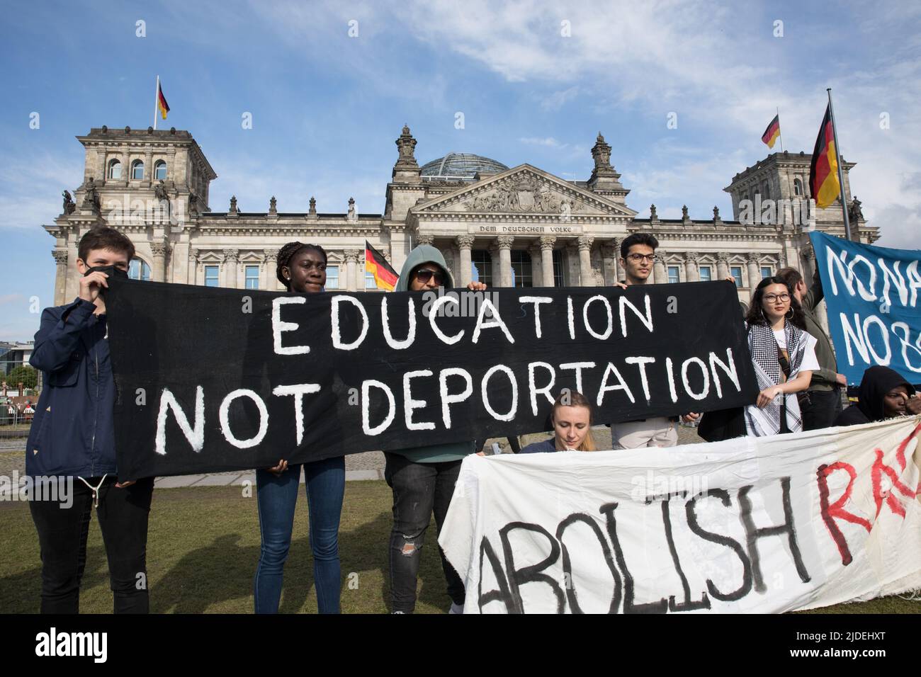 Berlino, Germania. 20th giugno 2022. Rally di fronte al Bundestag, il parlamento federale tedesco, il 20 giugno 2022. I manifestanti chiedevano che la Convenzione di Ginevra sui rifugiati fosse a disposizione di tutti. Hanno affermato che i rifugiati non sono trattati allo stesso modo in Germania, quindi da altri paesi i rifugiati ricevono più attenzione dei rifugiati provenienti da diverse parti del mondo. I manifestanti chiedono inoltre che i rifugiati abbiano bisogno del libero accesso ai permessi di lavoro e all’istruzione. (Foto di Michael Kuenne/PRESSCOV/Sipa USA) Credit: Sipa USA/Alamy Live News Foto Stock