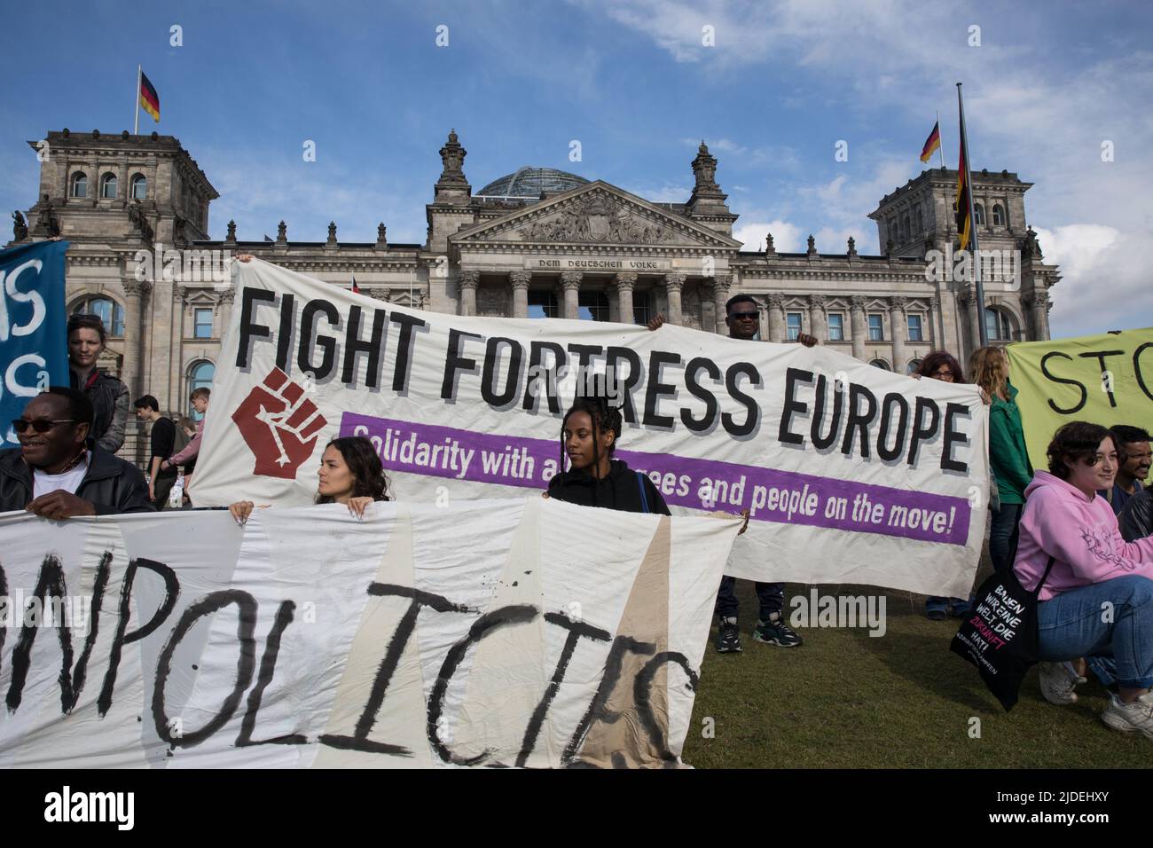 Berlino, Germania. 20th giugno 2022. Rally di fronte al Bundestag, il parlamento federale tedesco, il 20 giugno 2022. I manifestanti chiedevano che la Convenzione di Ginevra sui rifugiati fosse a disposizione di tutti. Hanno affermato che i rifugiati non sono trattati allo stesso modo in Germania, quindi da altri paesi i rifugiati ricevono più attenzione dei rifugiati provenienti da diverse parti del mondo. I manifestanti chiedono inoltre che i rifugiati abbiano bisogno del libero accesso ai permessi di lavoro e all’istruzione. (Foto di Michael Kuenne/PRESSCOV/Sipa USA) Credit: Sipa USA/Alamy Live News Foto Stock