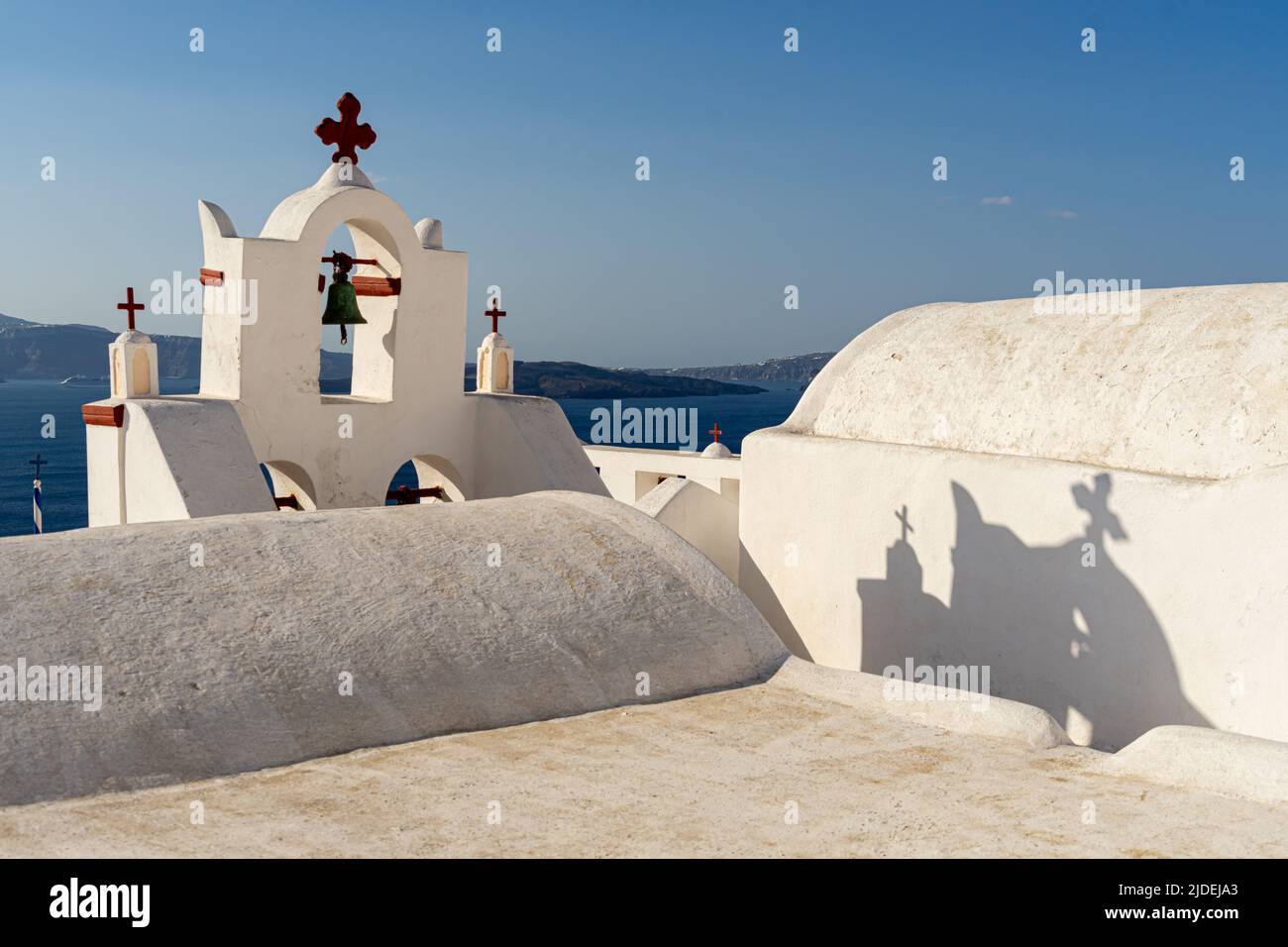 Una torre campanaria e la sua ombra a Oia Foto Stock
