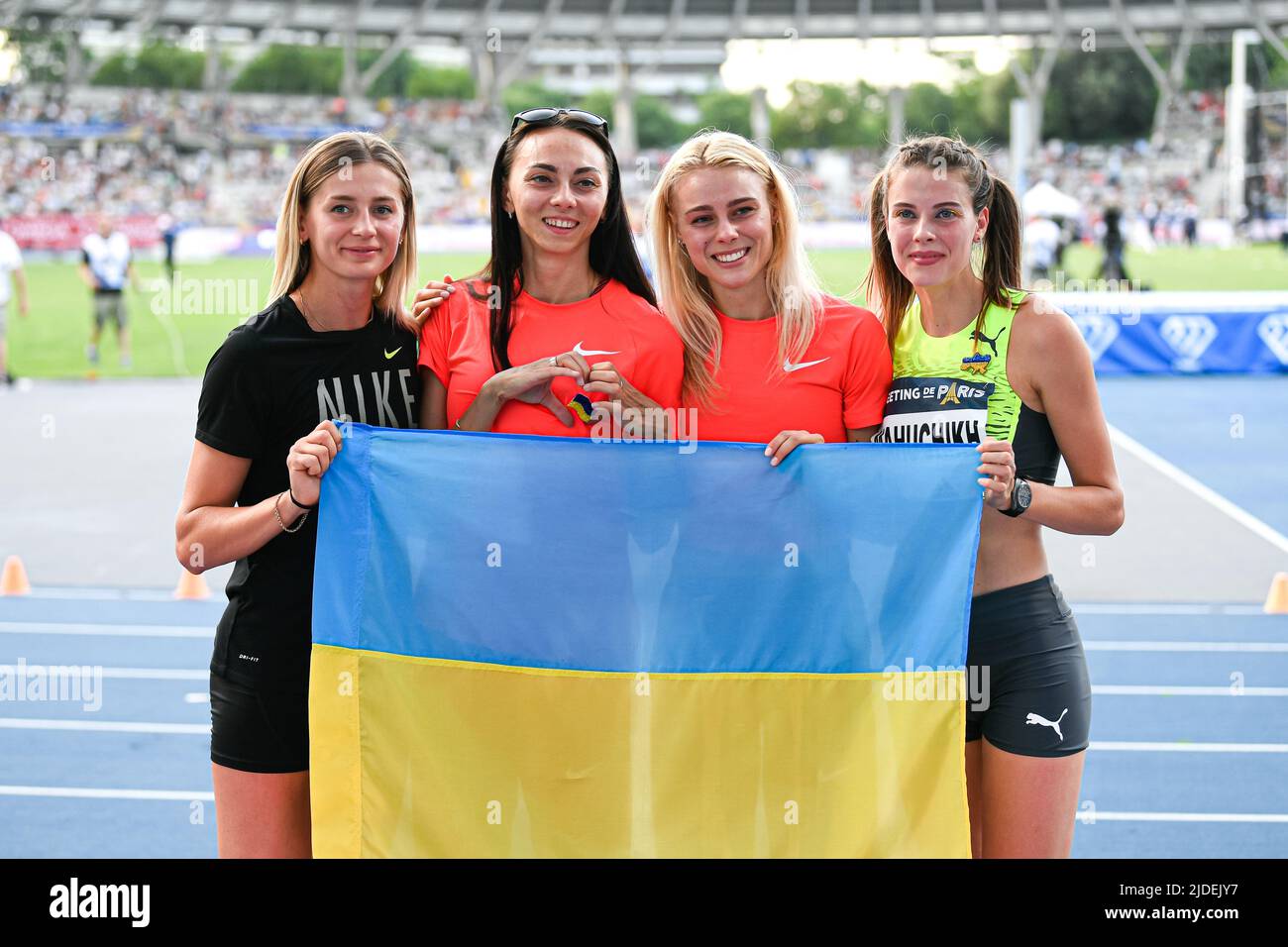 Iryna Gerashchenko, Yuliya (Yuliia) Levchenko, Yaroslava Mahuchikh e Kateryna Tabashnyk dell'Ucraina (salto in alto delle donne) con bandiera Ucraina durante la Wanda Diamond League 2022, Meeting de Paris (atletica) il 18 giugno 2022 allo stadio Charlety di Parigi, Francia - Foto: Victor Joly/DPPI/LiveMedia Foto Stock