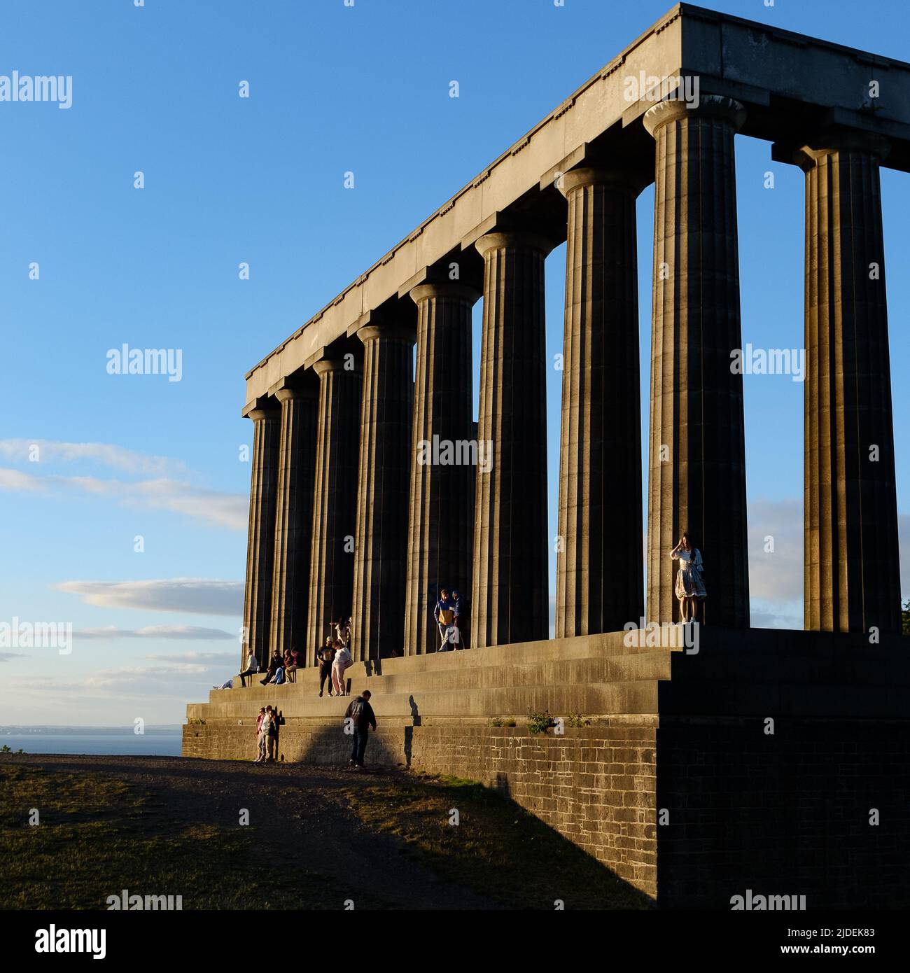 Il Monumento Nazionale della Scozia, Edimburgo nel sole di tarda sera a metà giugno Foto Stock