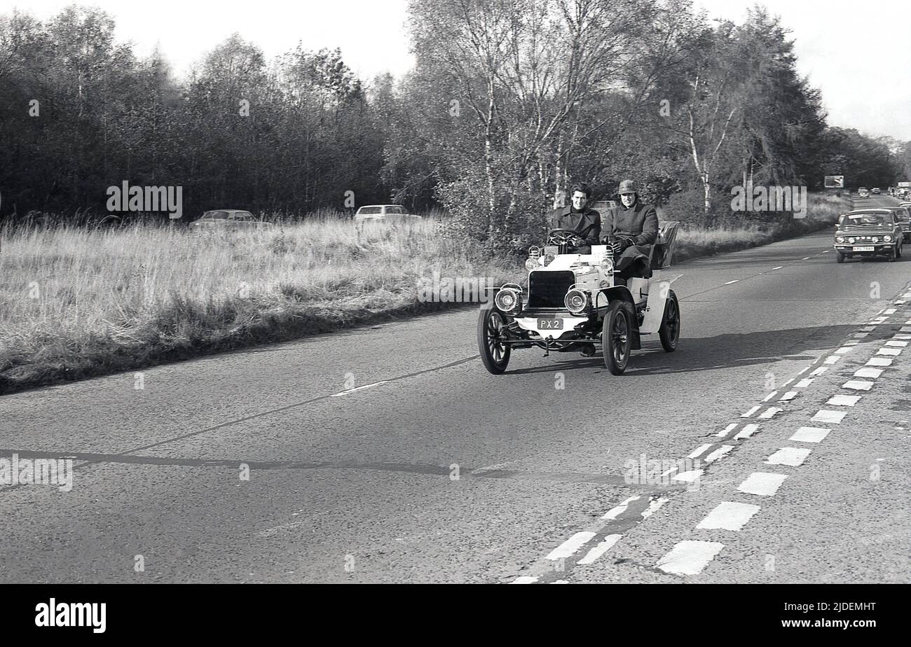 1980, storico, due concorrenti maschi nel rally auto veterano, Londra a Brighton. La vettura a tetto aperto è dotata di targa PX 2. Foto Stock