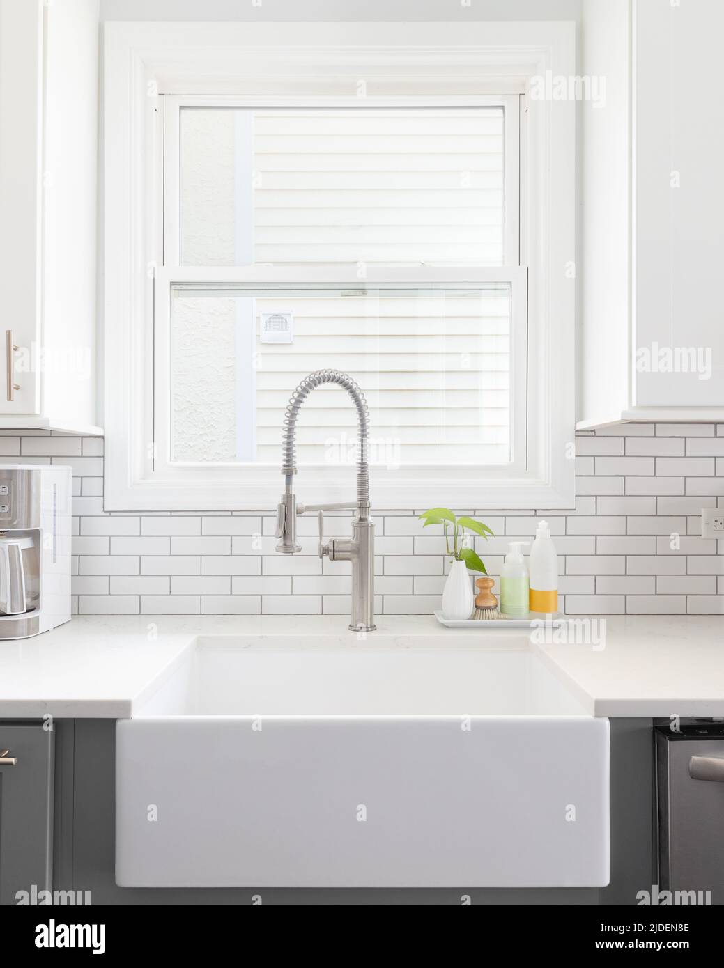 Agriturismo lavello da cucina con metropolitana backsplash tile e scaffali  in legno. Cucina moderna ristrutturazione Foto stock - Alamy