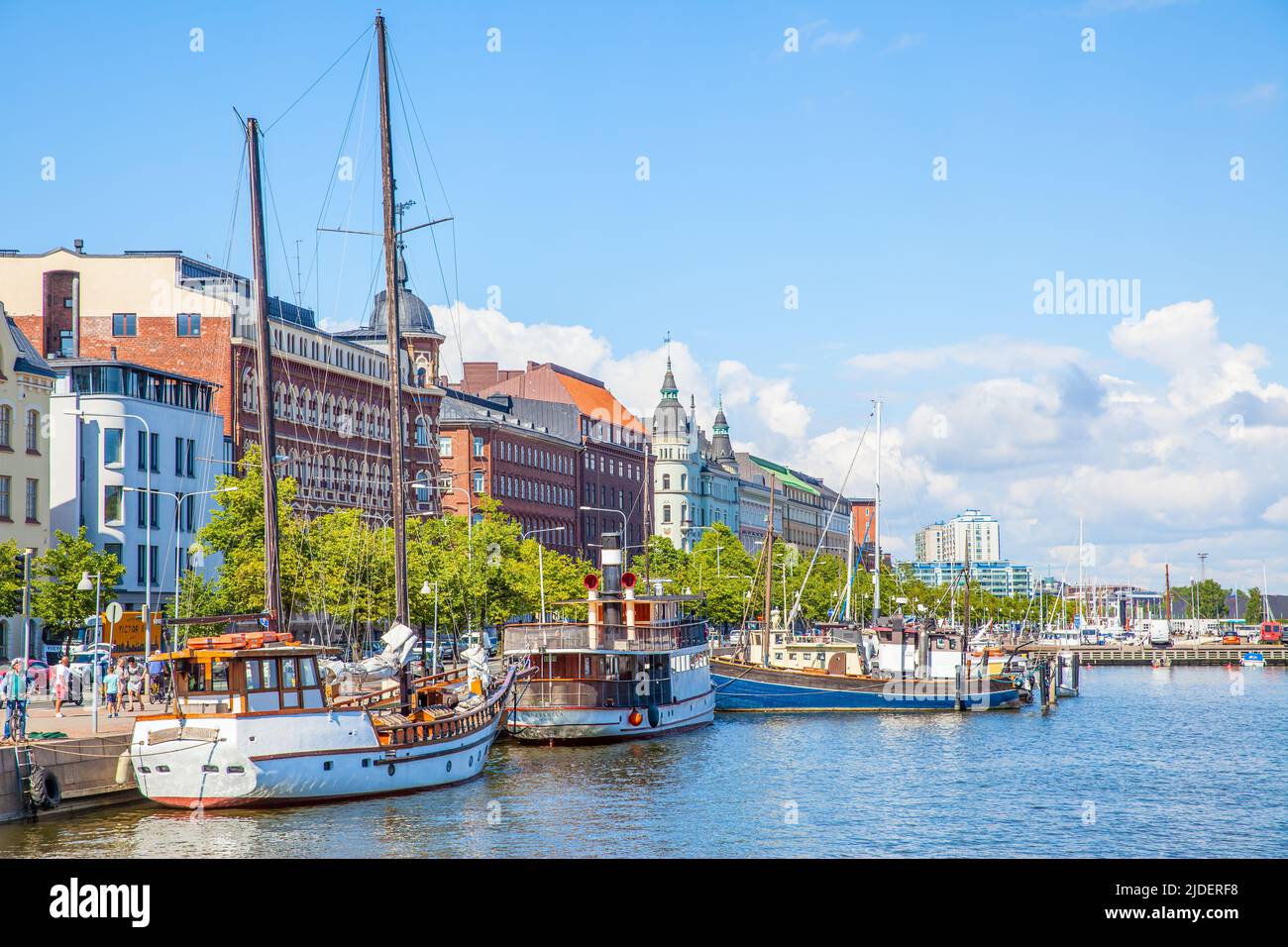 Helsinki, Finlandia - 26 luglio 2017: Lungomare colorato con barche in banchina a Helsinki Foto Stock