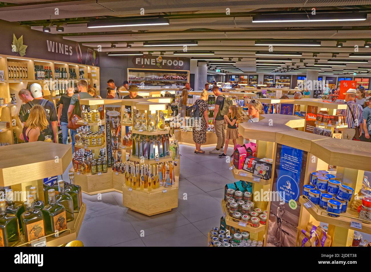 Shopping duty free all'aeroporto di Resnik, in Croazia o all'aeroporto di Spalato, come è comunemente noto. Foto Stock
