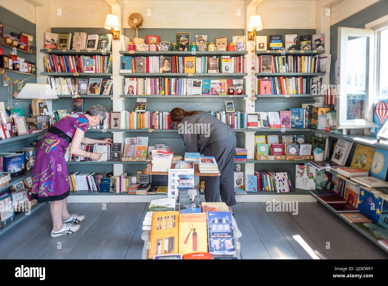 Toscana, Italia, Giugno 14th 2022: Libreria sopra la penna a Lucignana Foto  stock - Alamy
