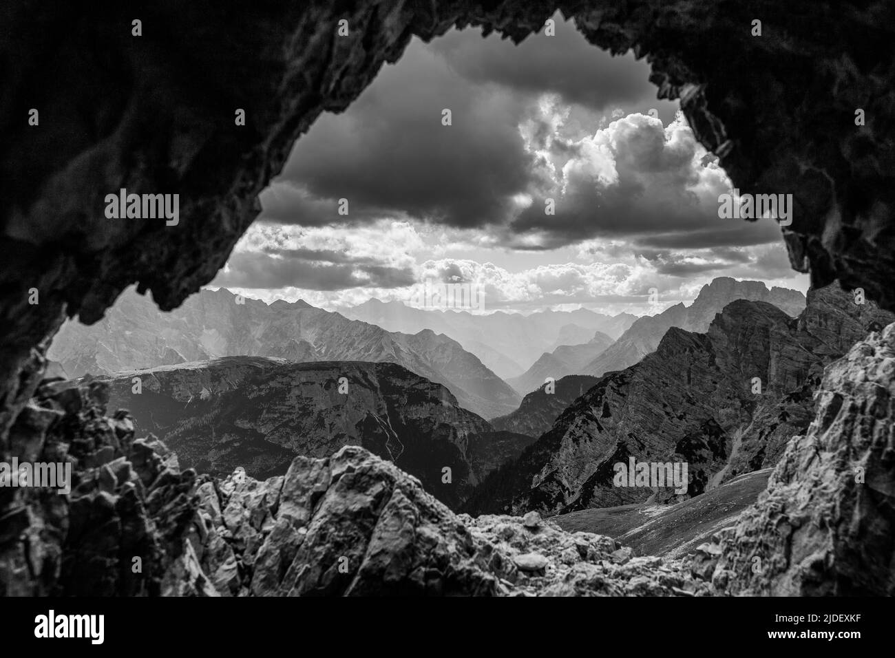 Vista dei profili montani da una galleria di guerra del WW1 vicino al Passo dell'Alpe Marittima nelle Dolomiti di Sesto. Parco Naturale tre Cime. Alpi Italiane. Europa. Foto Stock