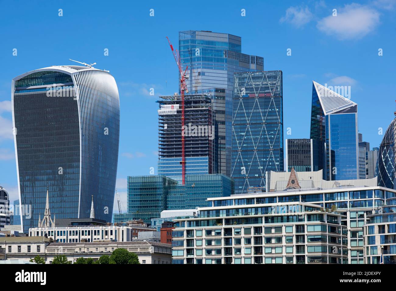 Nuovi grattacieli della City di Londra, Regno Unito, provenienti dalla South Bank, tra cui la Walkie Talkie Tower, il Leadenhall Building e 22 Bishopsgate Foto Stock