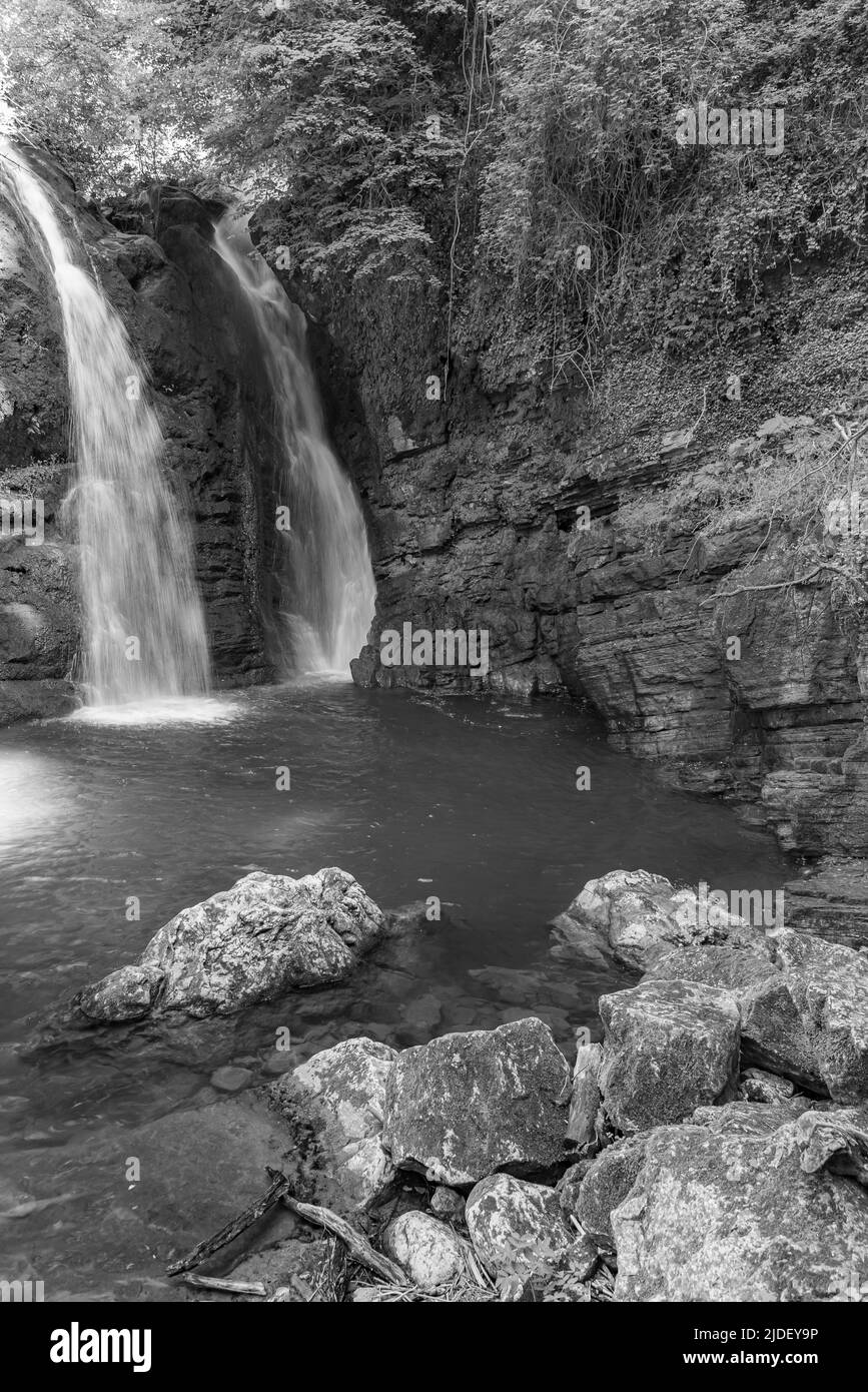 Nel cuore di un piccolo borgo del Molise, immerso in una foresta incantata e natura floreale, sorge la cascata Carpinone Foto Stock